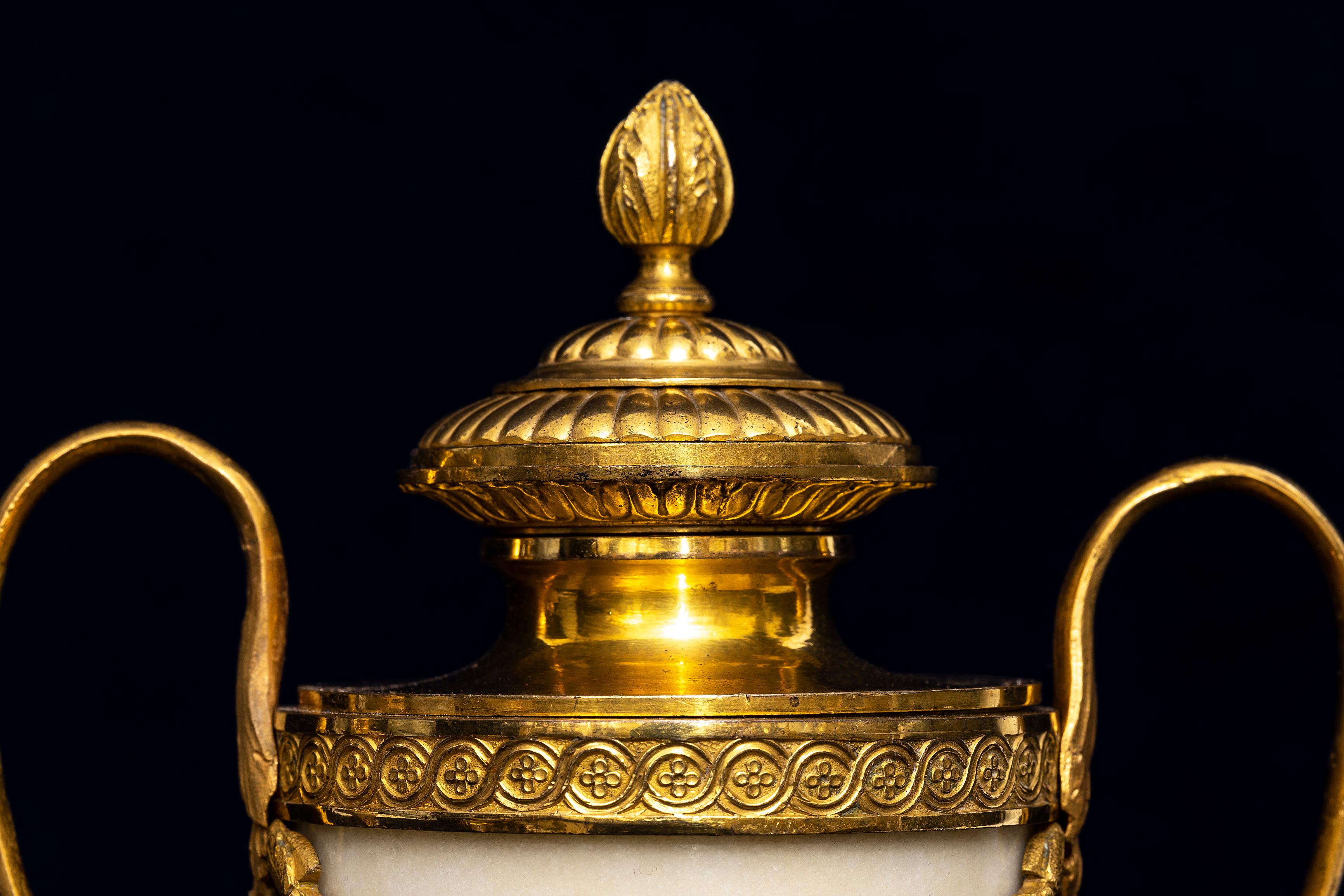 Coppia di cassolette in marmo di Carrara montate in ormolu del 18° C. inglese Matthew Boulton in vendita 8