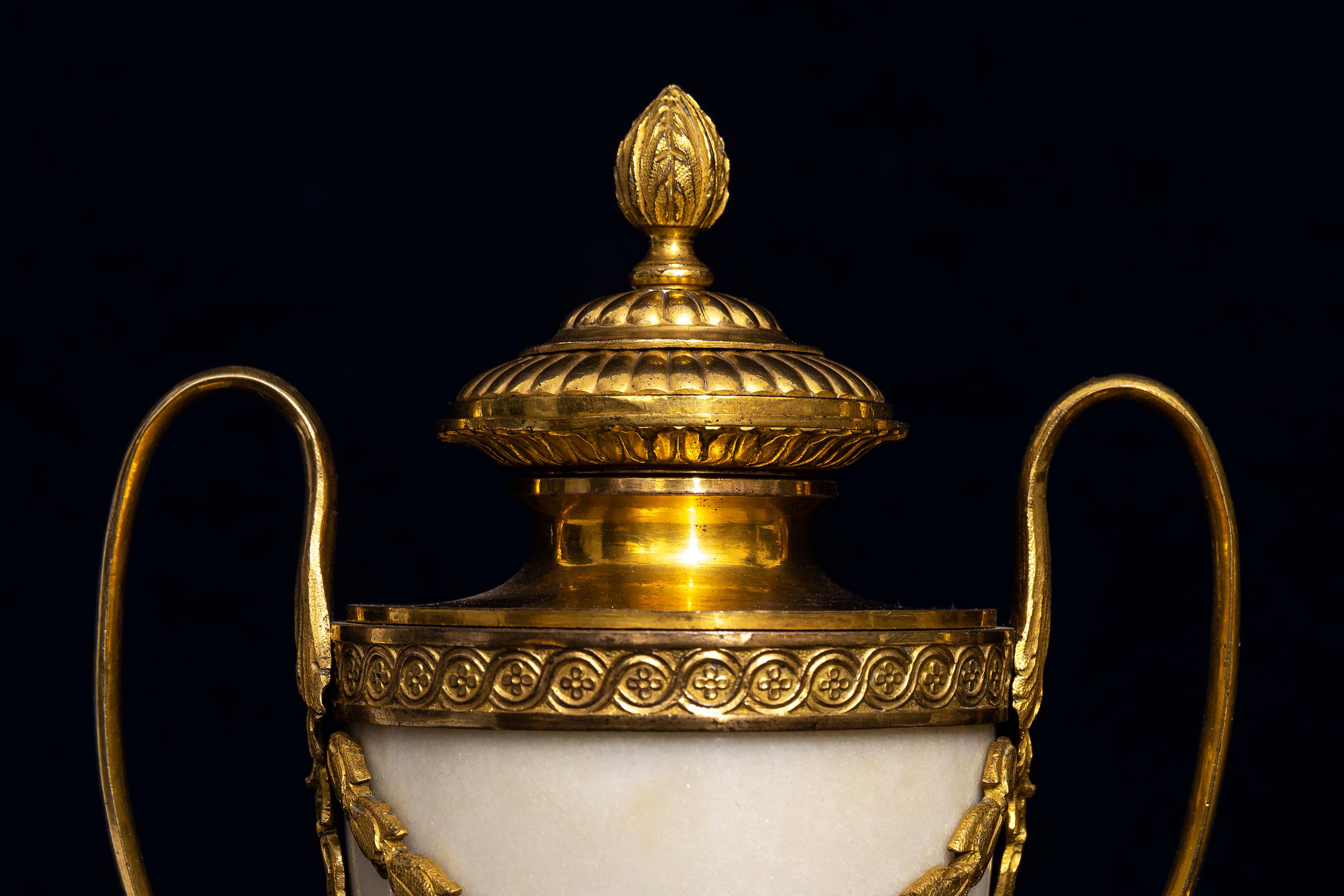 Coppia di cassolette in marmo di Carrara montate in ormolu del 18° C. inglese Matthew Boulton in vendita 11