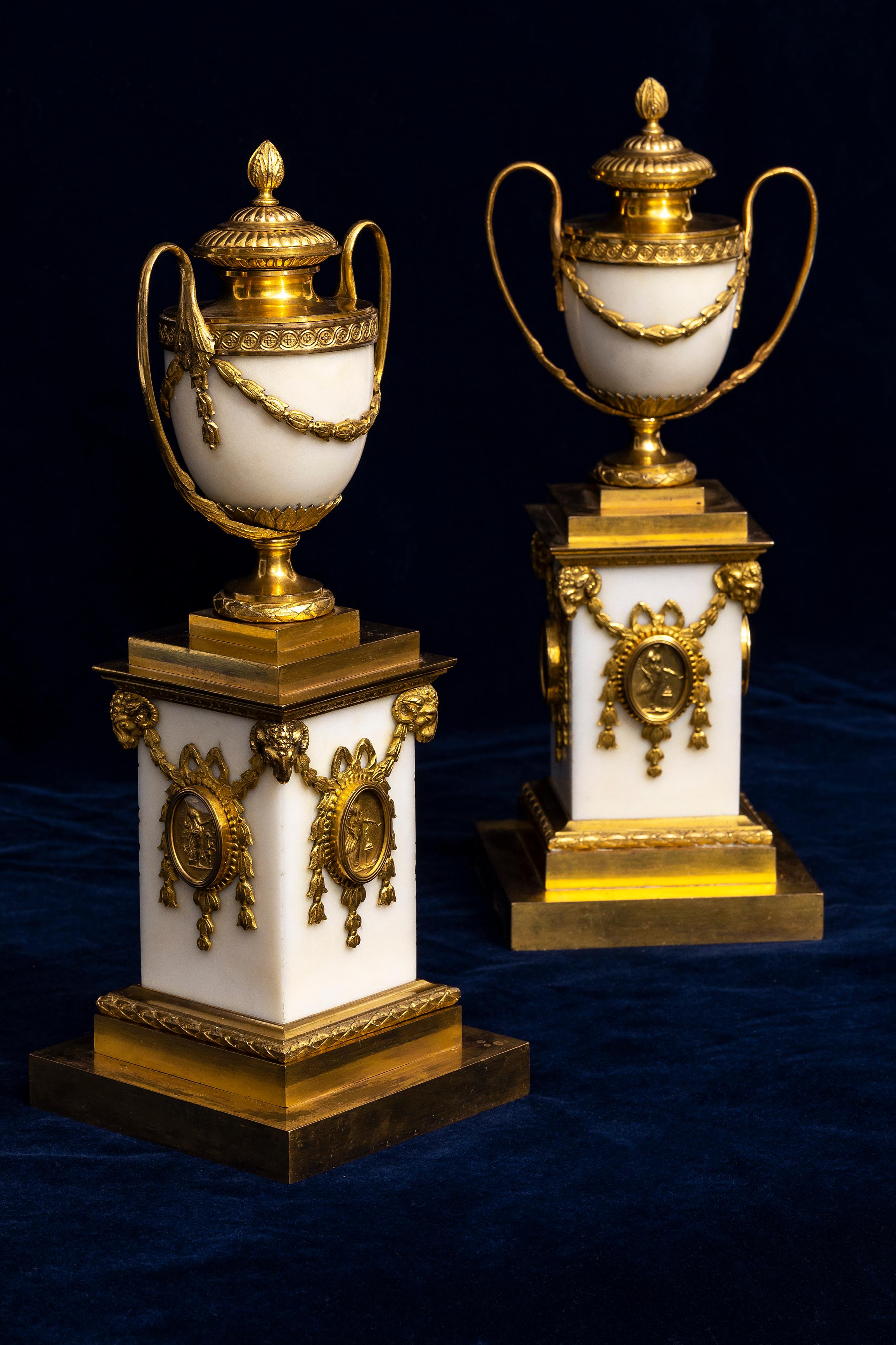Una magnifica coppia, eccezionalmente rara e di qualità museale, di cassolette inglesi del XVIII secolo in marmo di Carrara montate, intagliate e lucidate a mano, di Matthew Boulton.  Queste bellissime cassolette in marmo bianco montate su ormolu