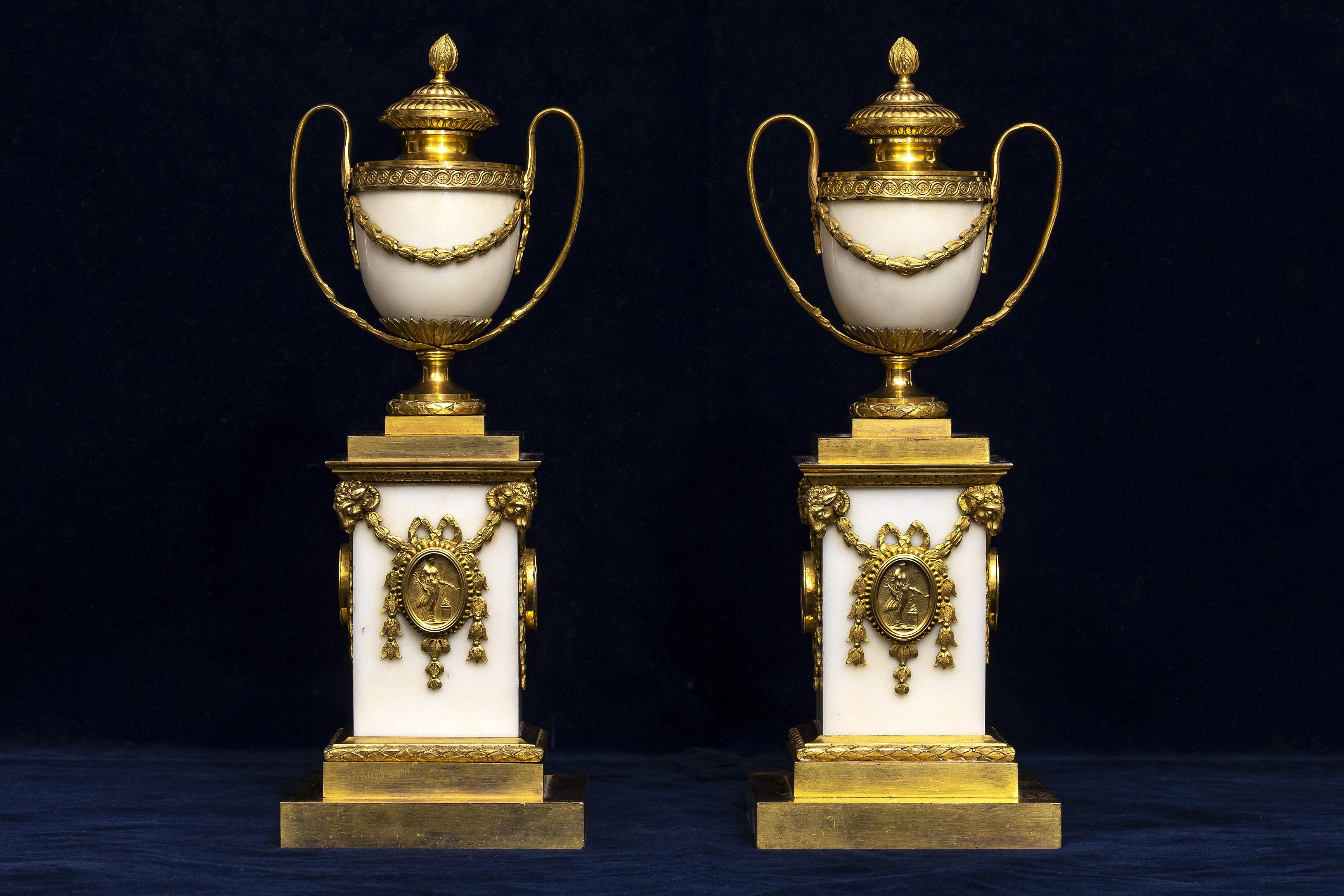 Giorgio III Coppia di cassolette in marmo di Carrara montate in ormolu del 18° C. inglese Matthew Boulton in vendita