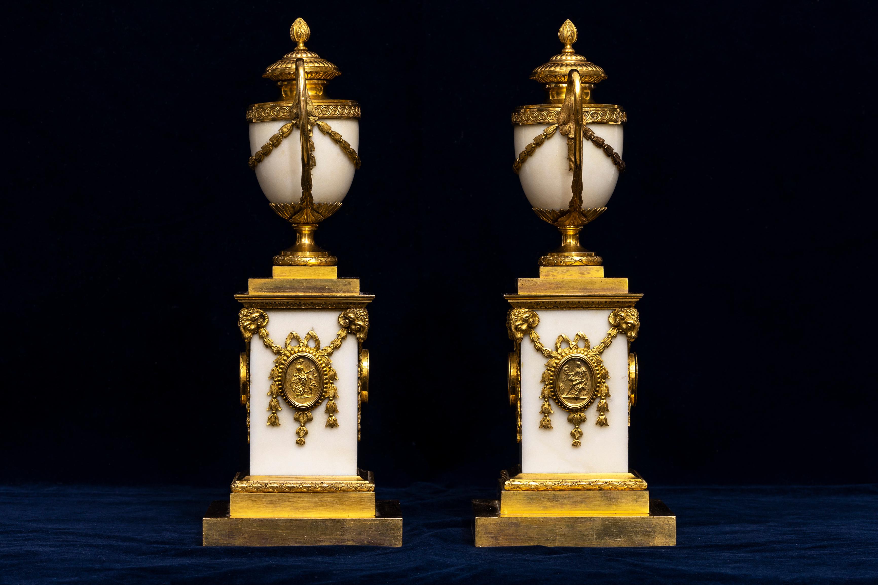 Inglese Coppia di cassolette in marmo di Carrara montate in ormolu del 18° C. inglese Matthew Boulton in vendita