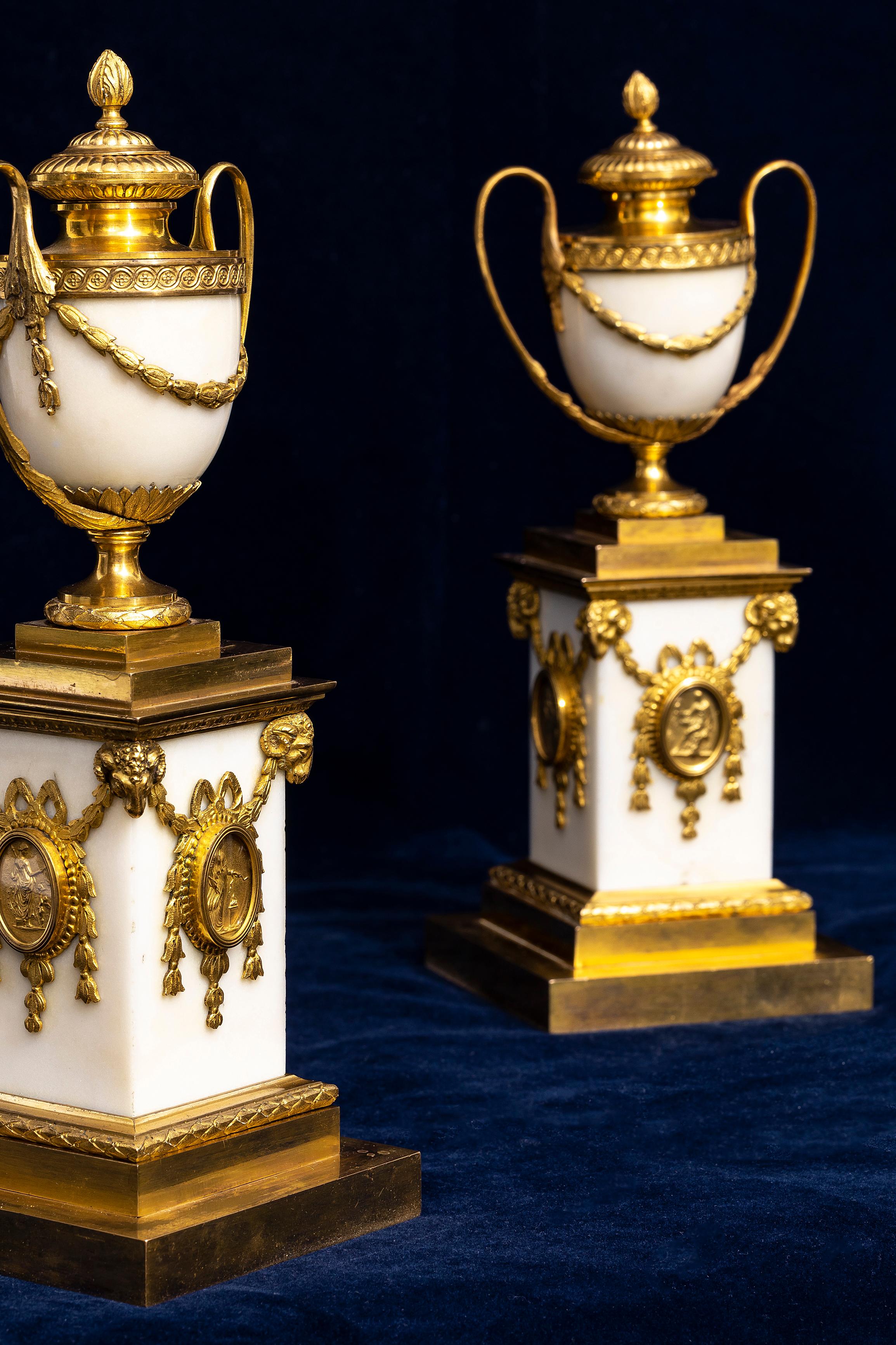 Intagliato a mano Coppia di cassolette in marmo di Carrara montate in ormolu del 18° C. inglese Matthew Boulton in vendita