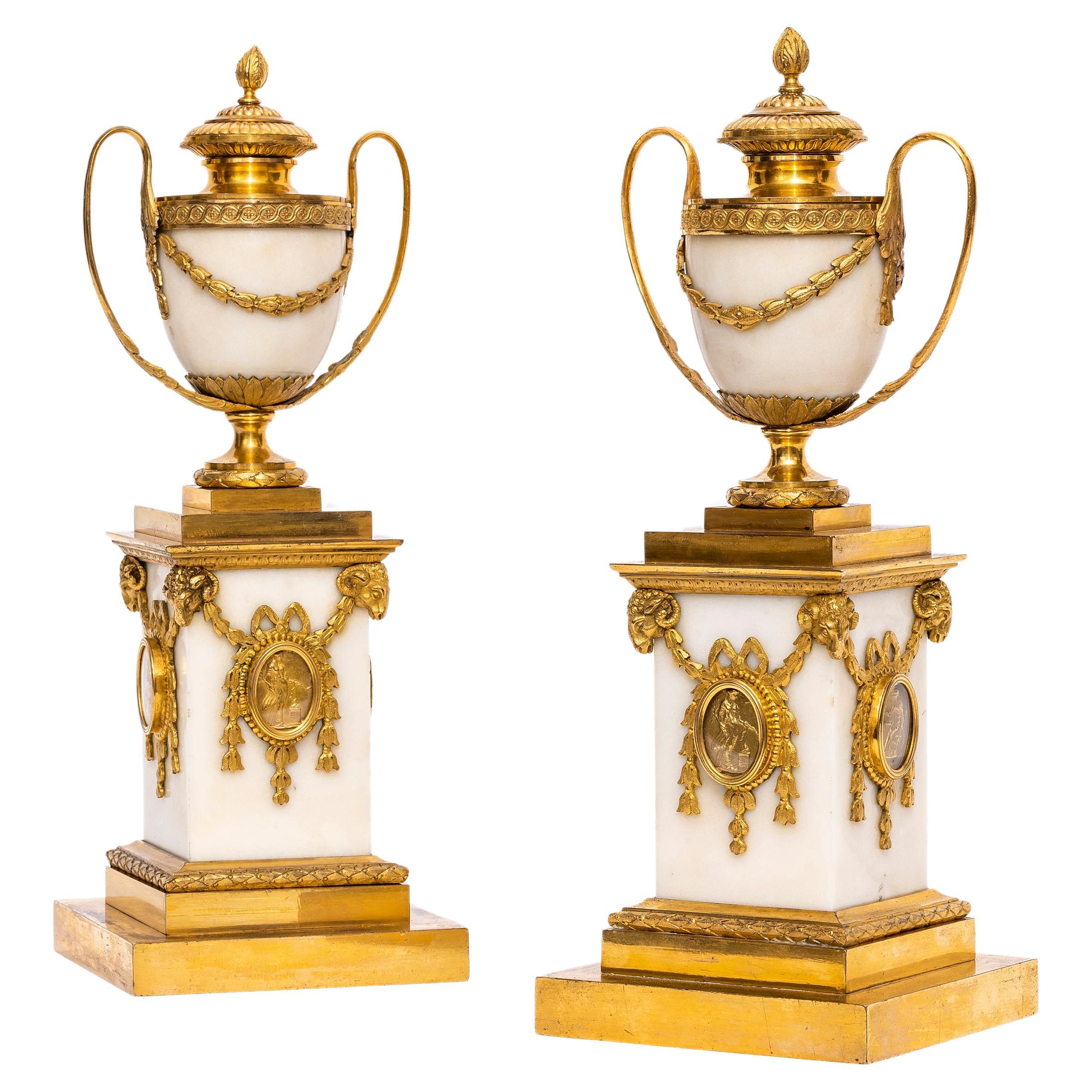 Coppia di cassolette in marmo di Carrara montate in ormolu del 18° C. inglese Matthew Boulton in vendita