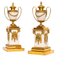Paar englische Matthew Boulton- Cassolettes aus Carrara-Marmor mit Goldbronze-Montierung aus dem 18. Jahrhundert