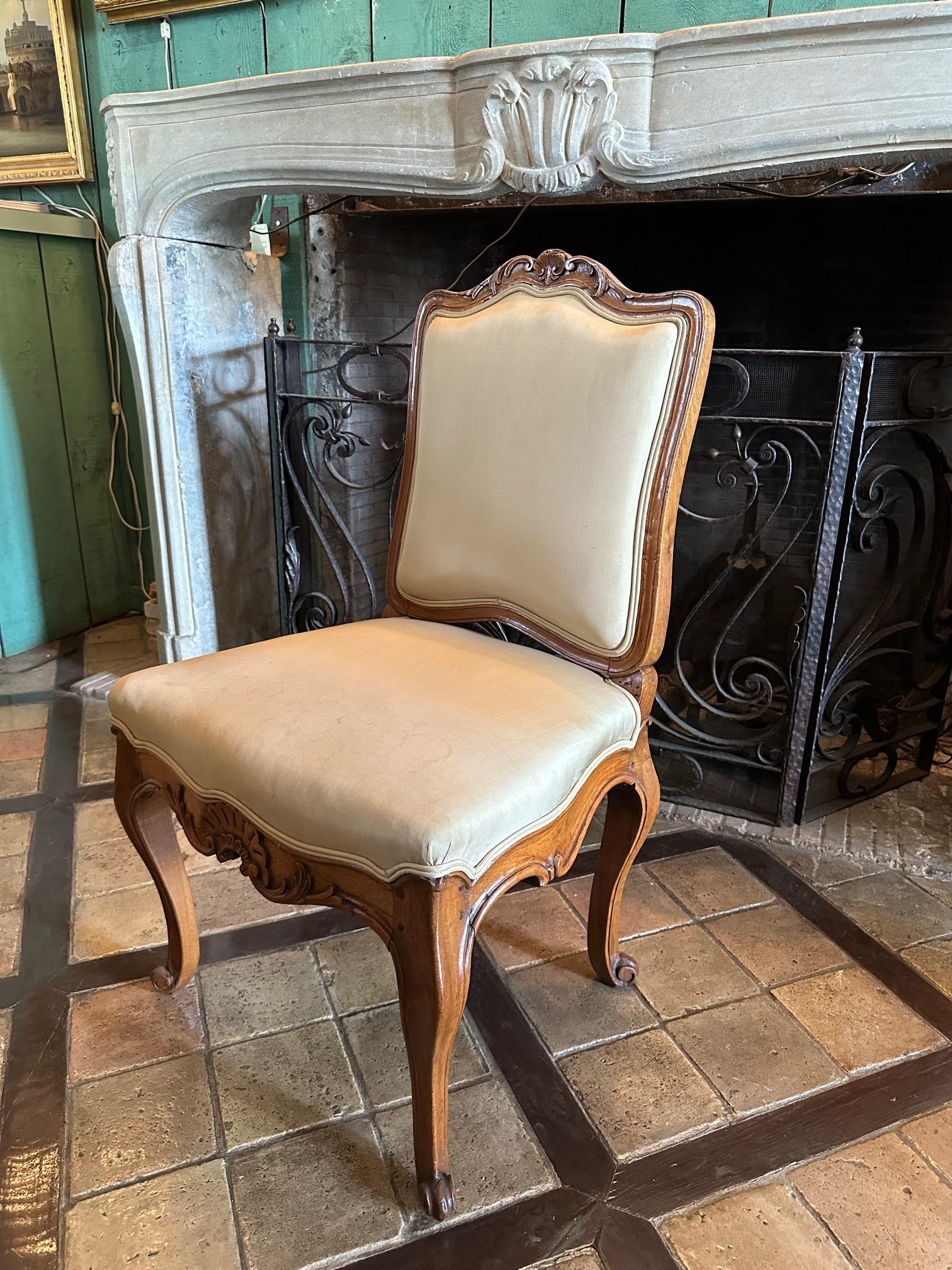 Paire de chaises d'appoint A.I.C. Bois sculpté à la main Noyer Régence en vente 6
