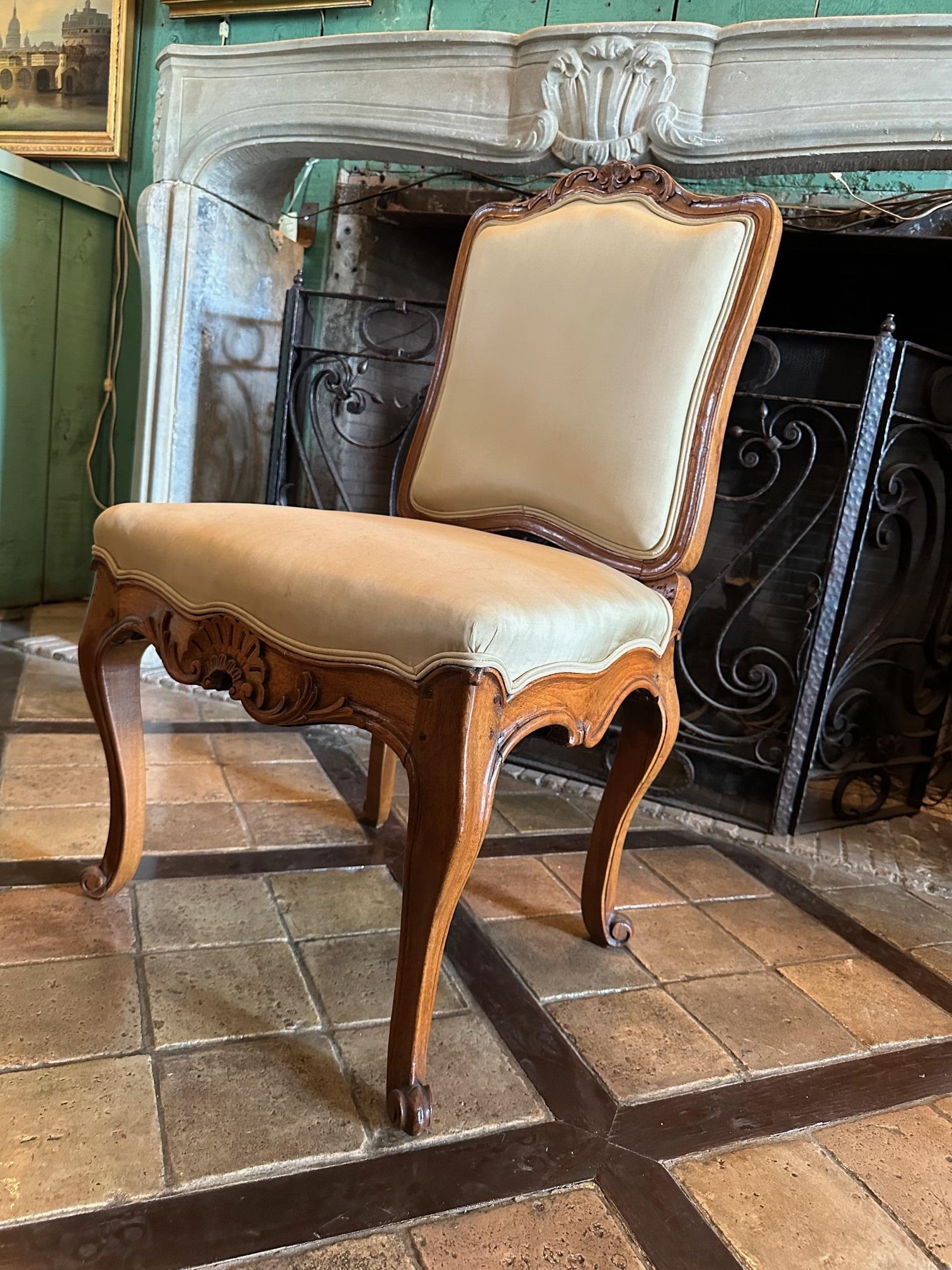 Paire de chaises d'appoint A.I.C. Bois sculpté à la main Noyer Régence en vente 7