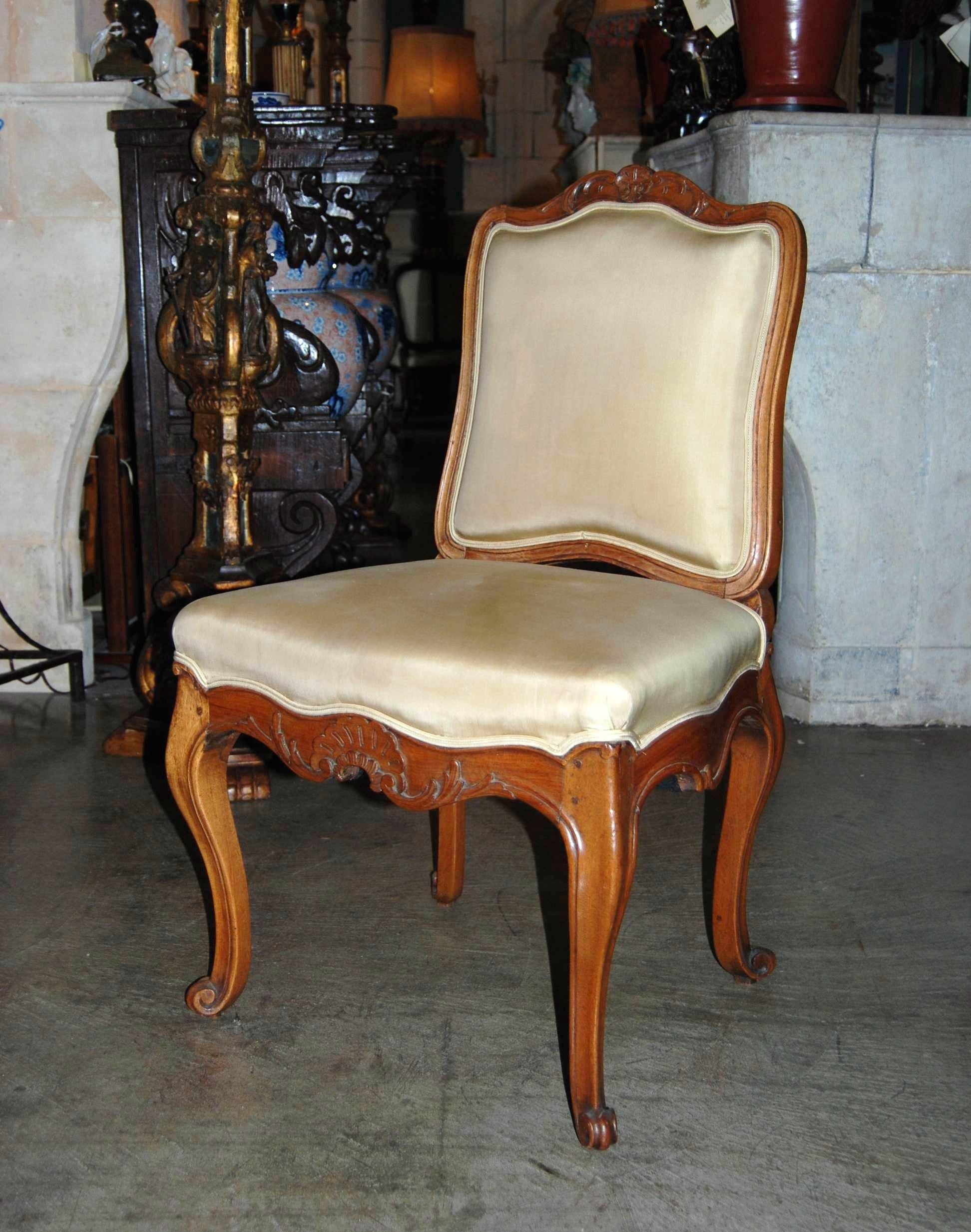 Paire de chaises d'appoint A.I.C. Bois sculpté à la main Noyer Régence en vente 11