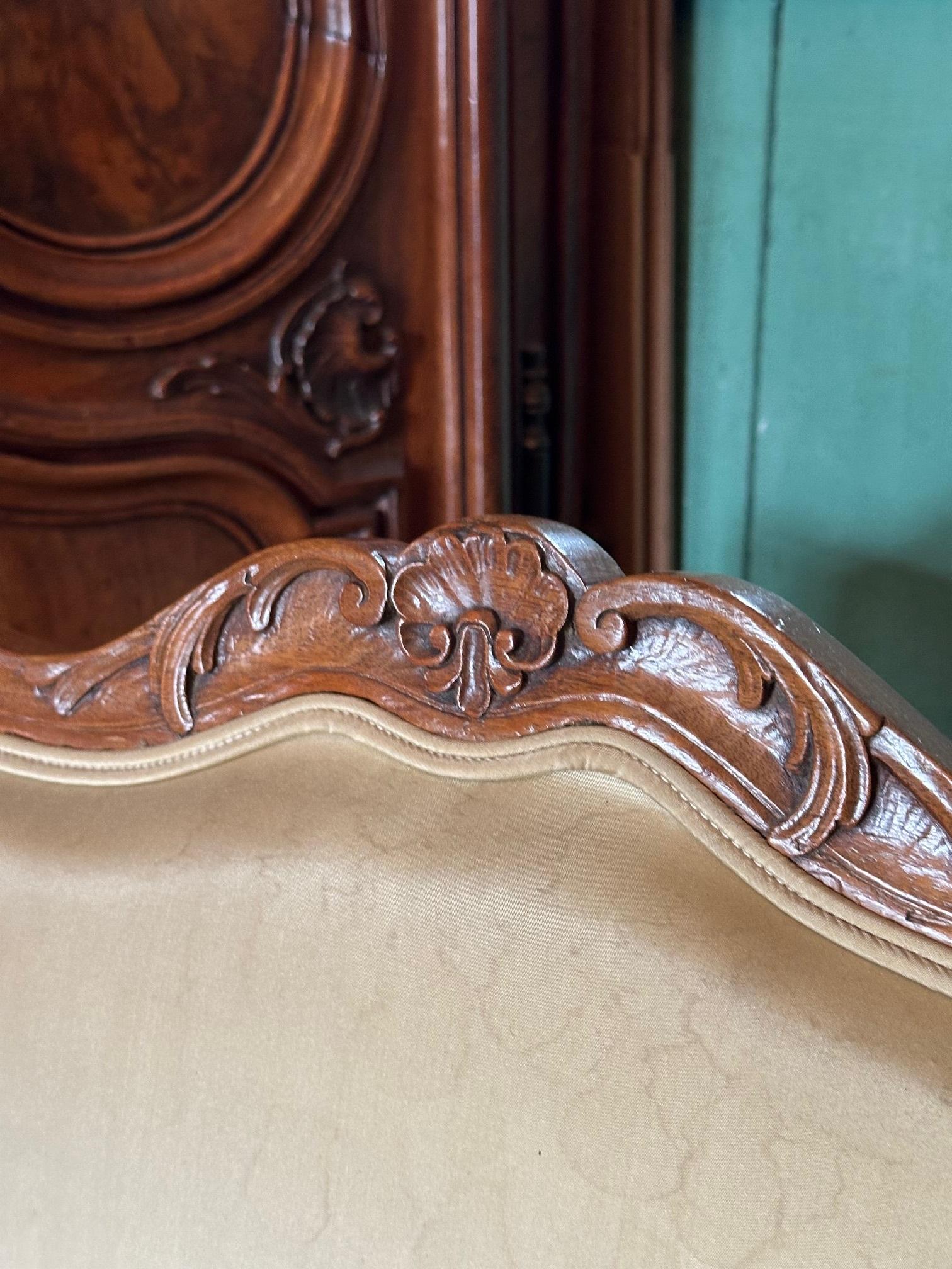 Paire A.I.C. de chaises d'appoint en bois sculpté à la main Noyer Régence. 
Table à jeux en noyer sculpté d'époque Régence, chaises de jeu. La Régence est la période de l'histoire de France entre 1715 et 1723 où le roi Louis XV était considéré comme