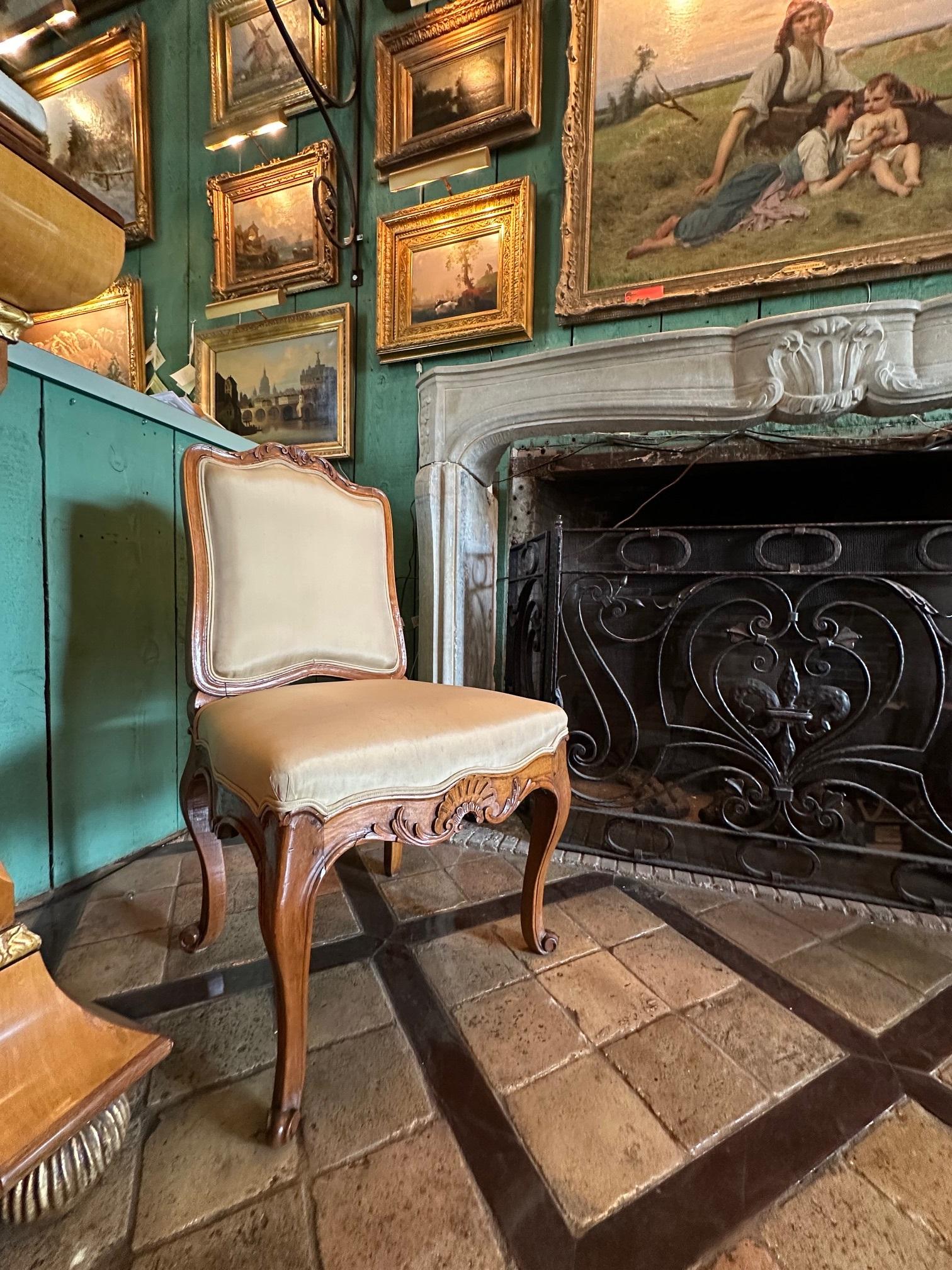 Français Paire de chaises d'appoint A.I.C. Bois sculpté à la main Noyer Régence en vente