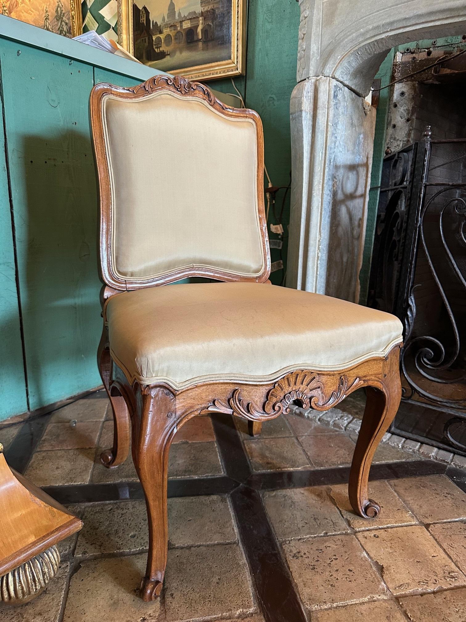 Sculpté Paire de chaises d'appoint A.I.C. Bois sculpté à la main Noyer Régence en vente
