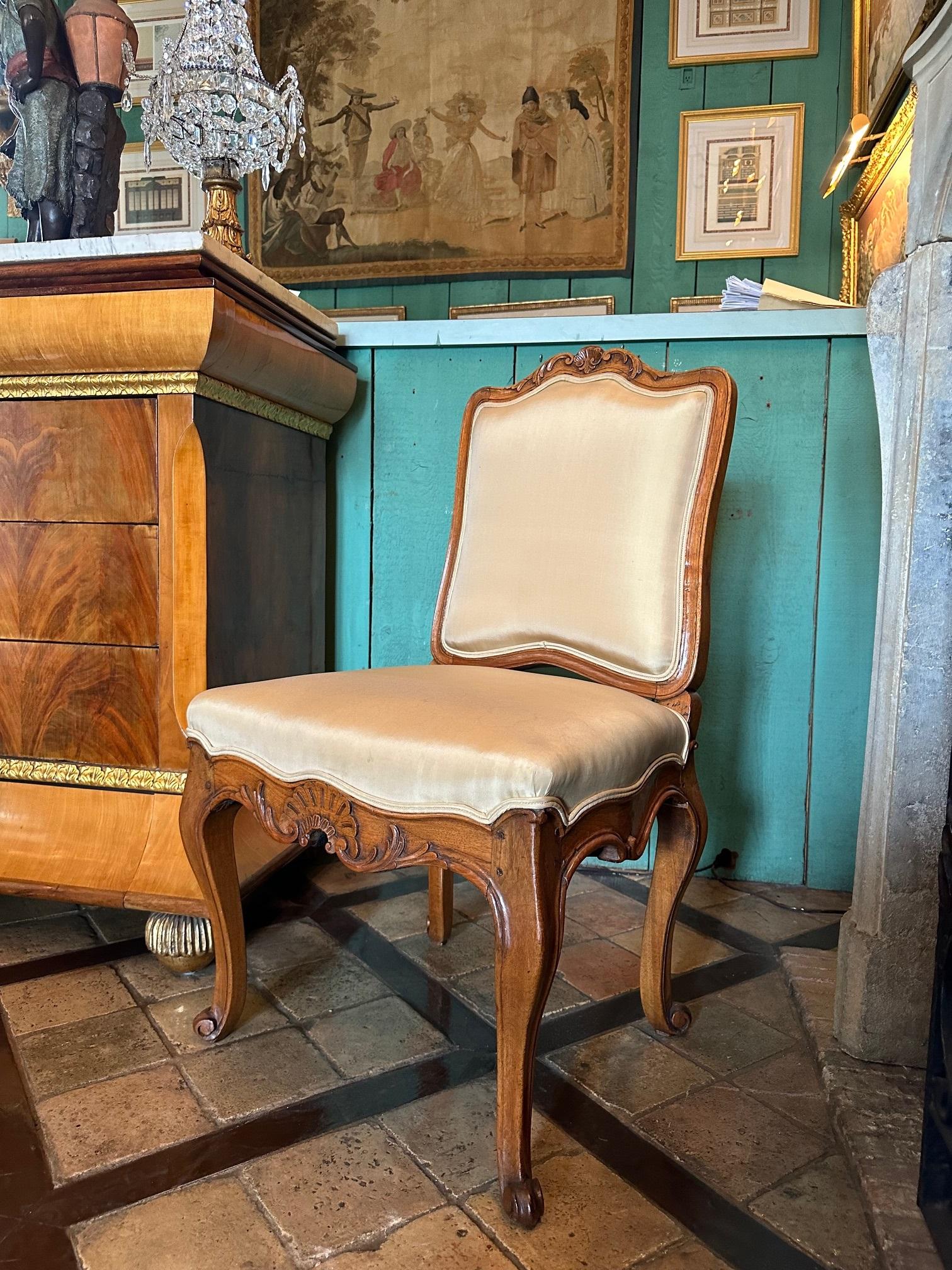 Paire de chaises d'appoint A.I.C. Bois sculpté à la main Noyer Régence Bon état - En vente à West Hollywood, CA