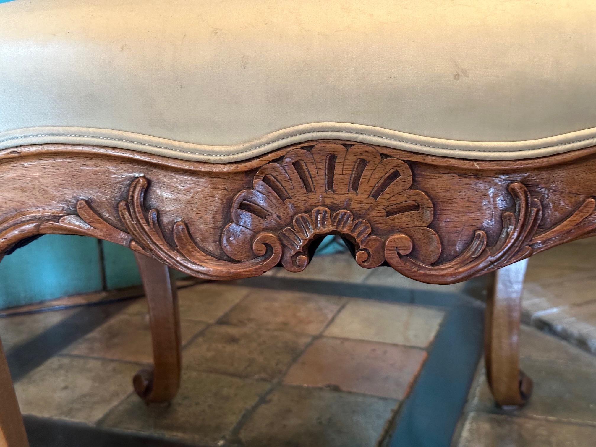 XVIIIe siècle Paire de chaises d'appoint A.I.C. Bois sculpté à la main Noyer Régence en vente