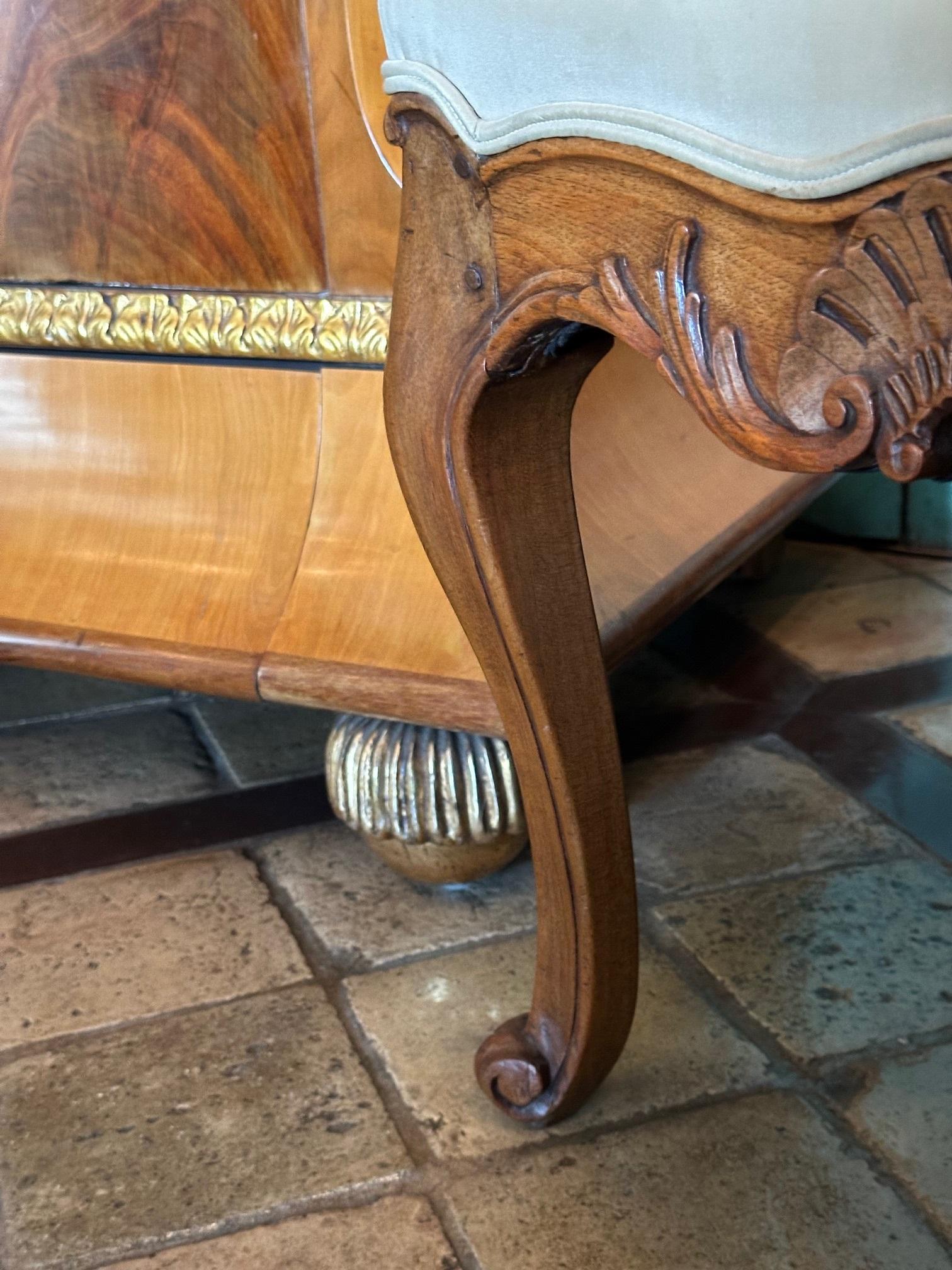 Tissu Paire de chaises d'appoint A.I.C. Bois sculpté à la main Noyer Régence en vente