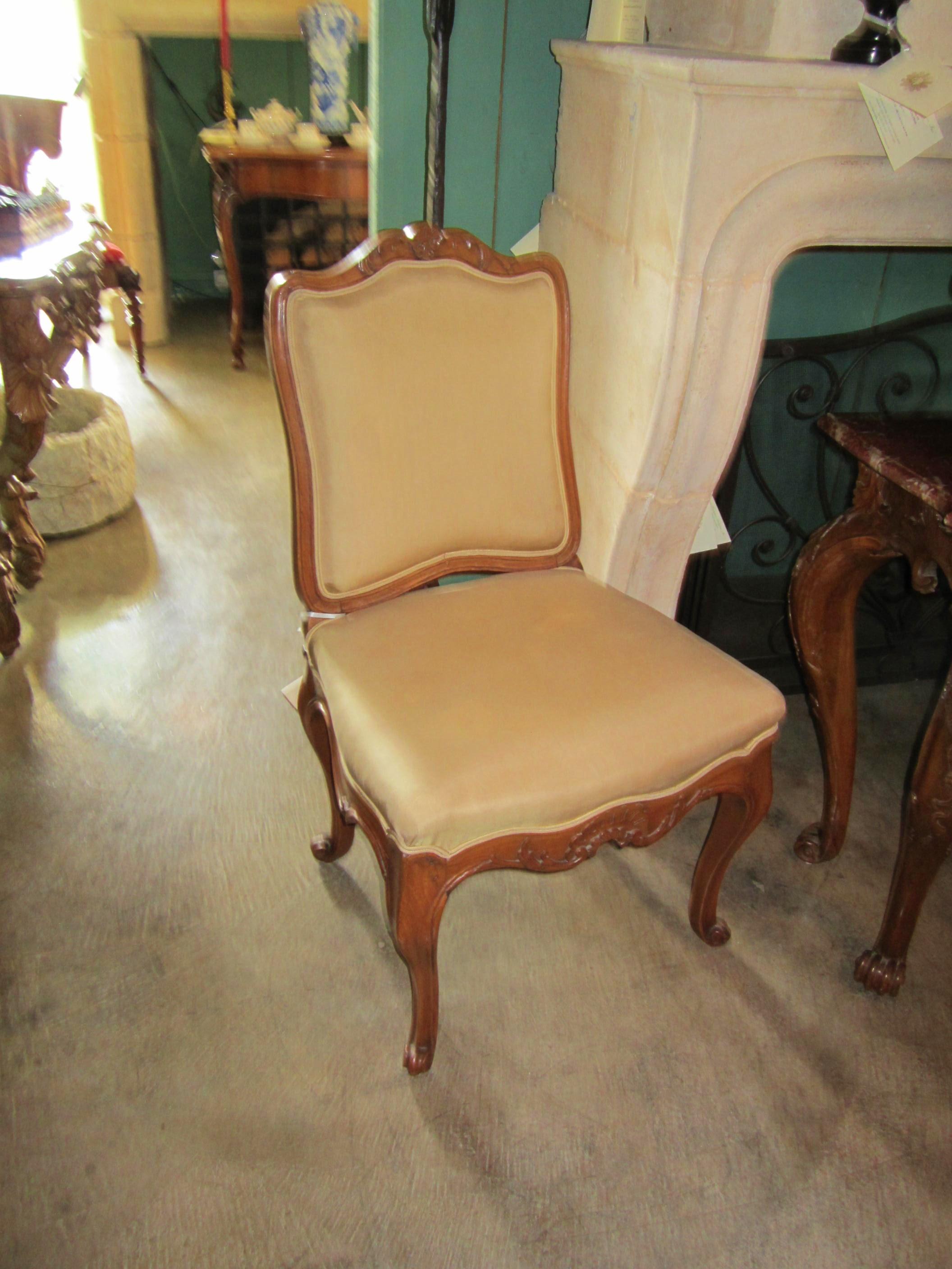 Paire de chaises d'appoint A.I.C. Bois sculpté à la main Noyer Régence en vente 2