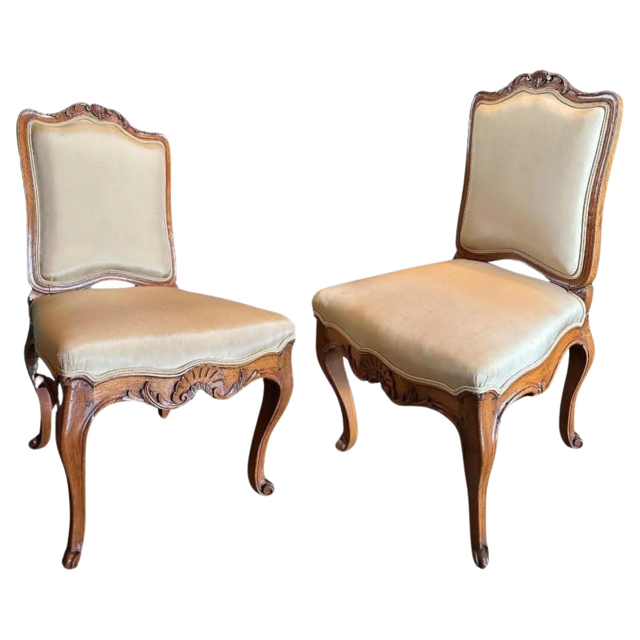 Paire de chaises d'appoint A.I.C. Bois sculpté à la main Noyer Régence