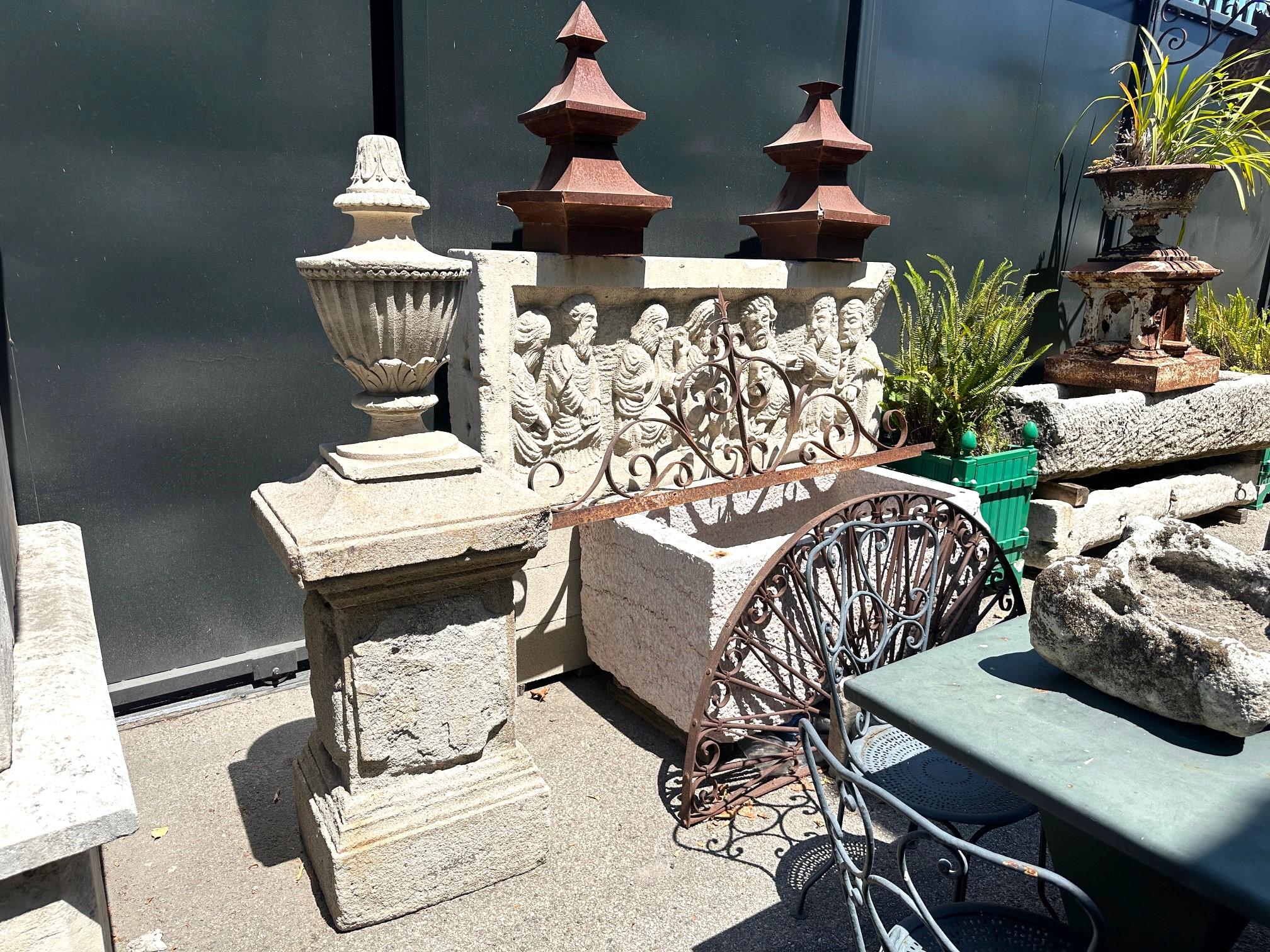 Paire d'épis de faîtage en pierre sculptée à la main du 18ème C. Stone Element Architectural Urn Center Pieces en vente 2