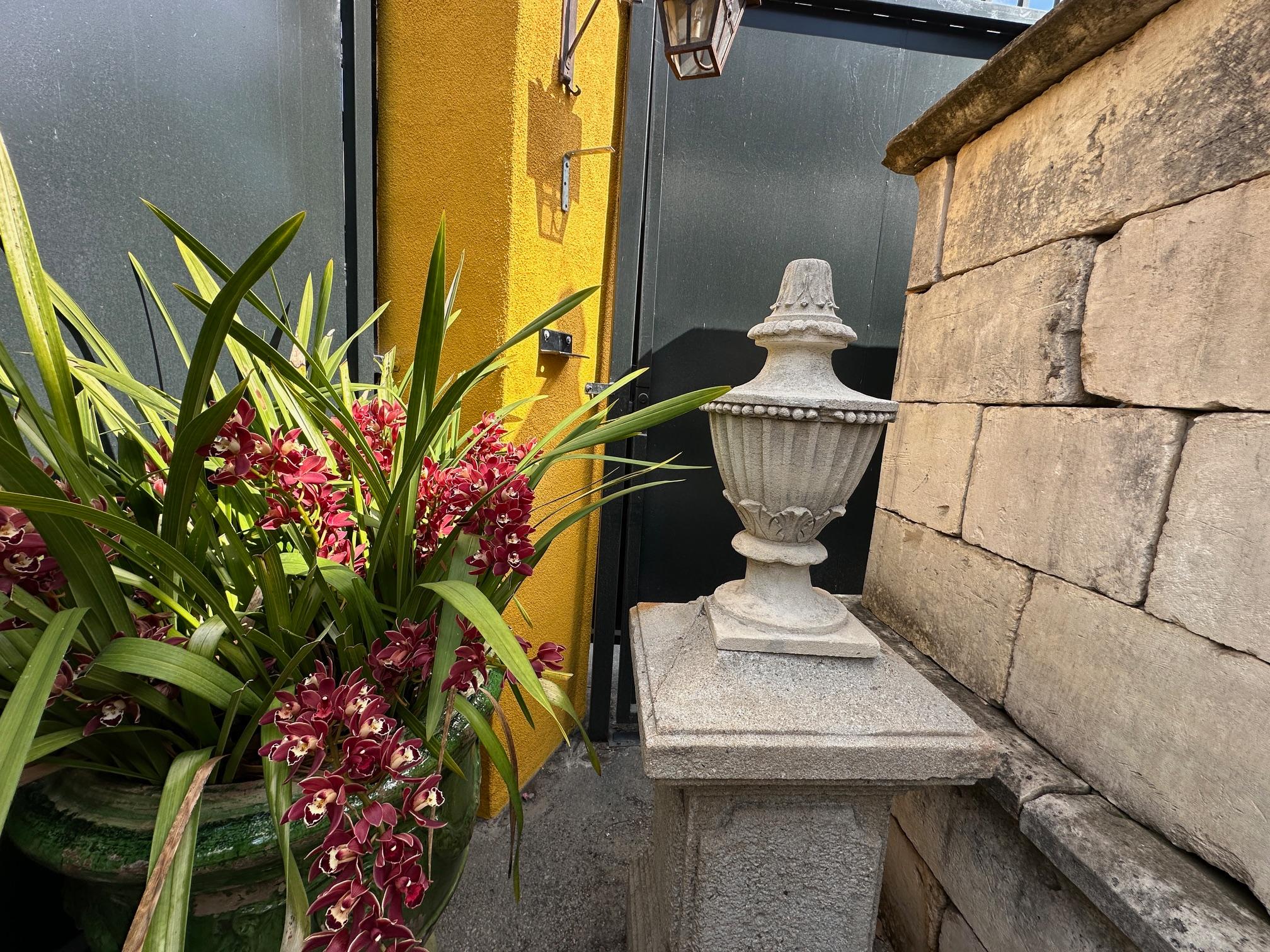 Paire d'épis de faîtage en pierre sculptée à la main du 18ème C. Stone Element Architectural Urn Center Pieces en vente 4