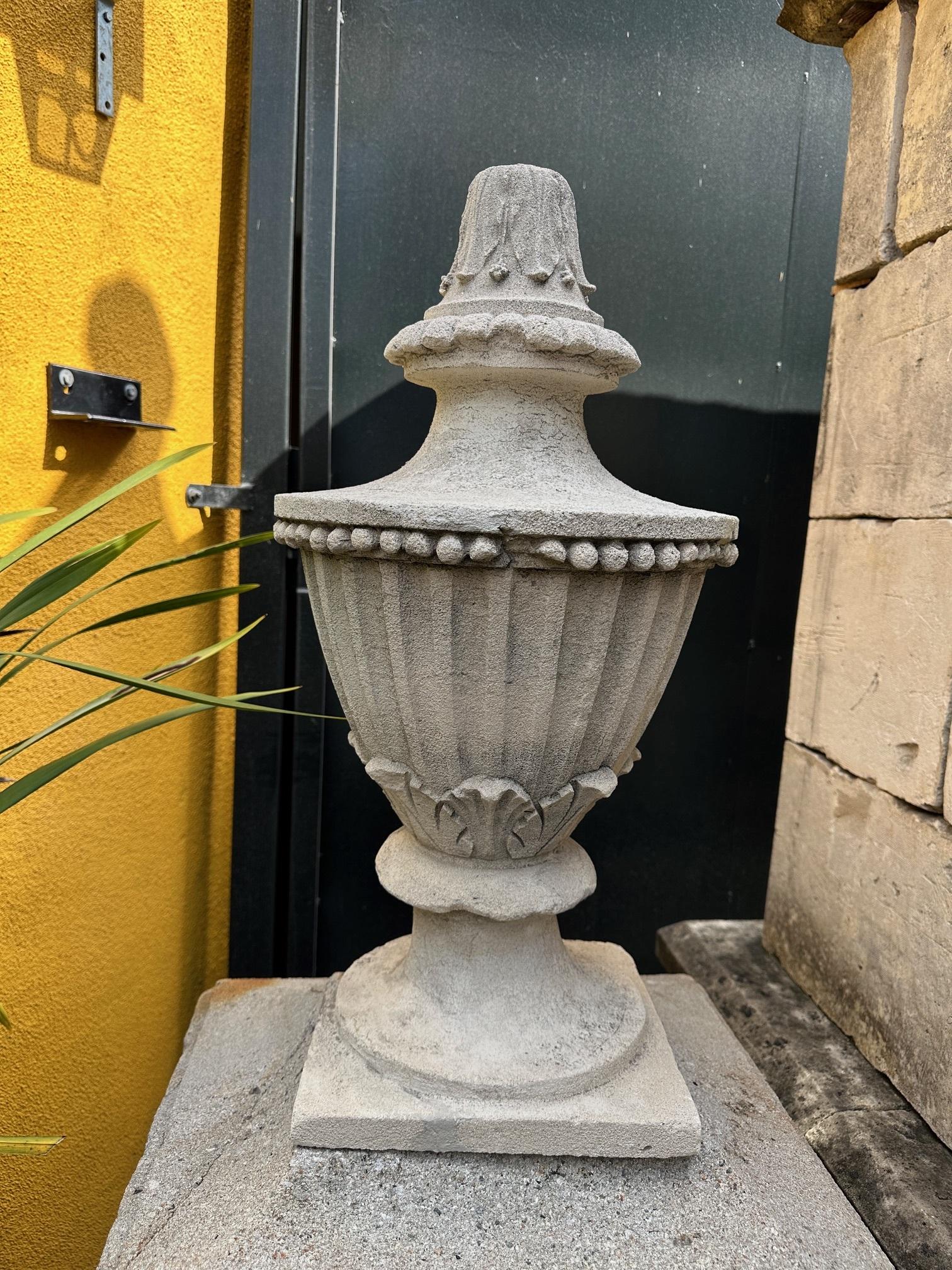 Paire d'épis de faîtage en pierre sculptée à la main du 18ème C. Stone Element Architectural Urn Center Pieces en vente 5