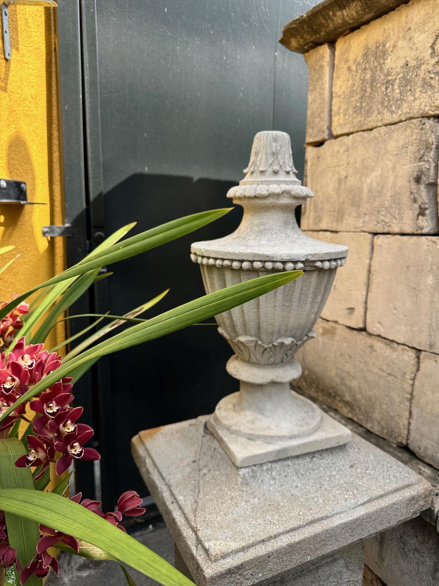 Paire d'épis de faîtage en pierre sculptée à la main du 18ème C. Stone Element Architectural Urn Center Pieces en vente 6