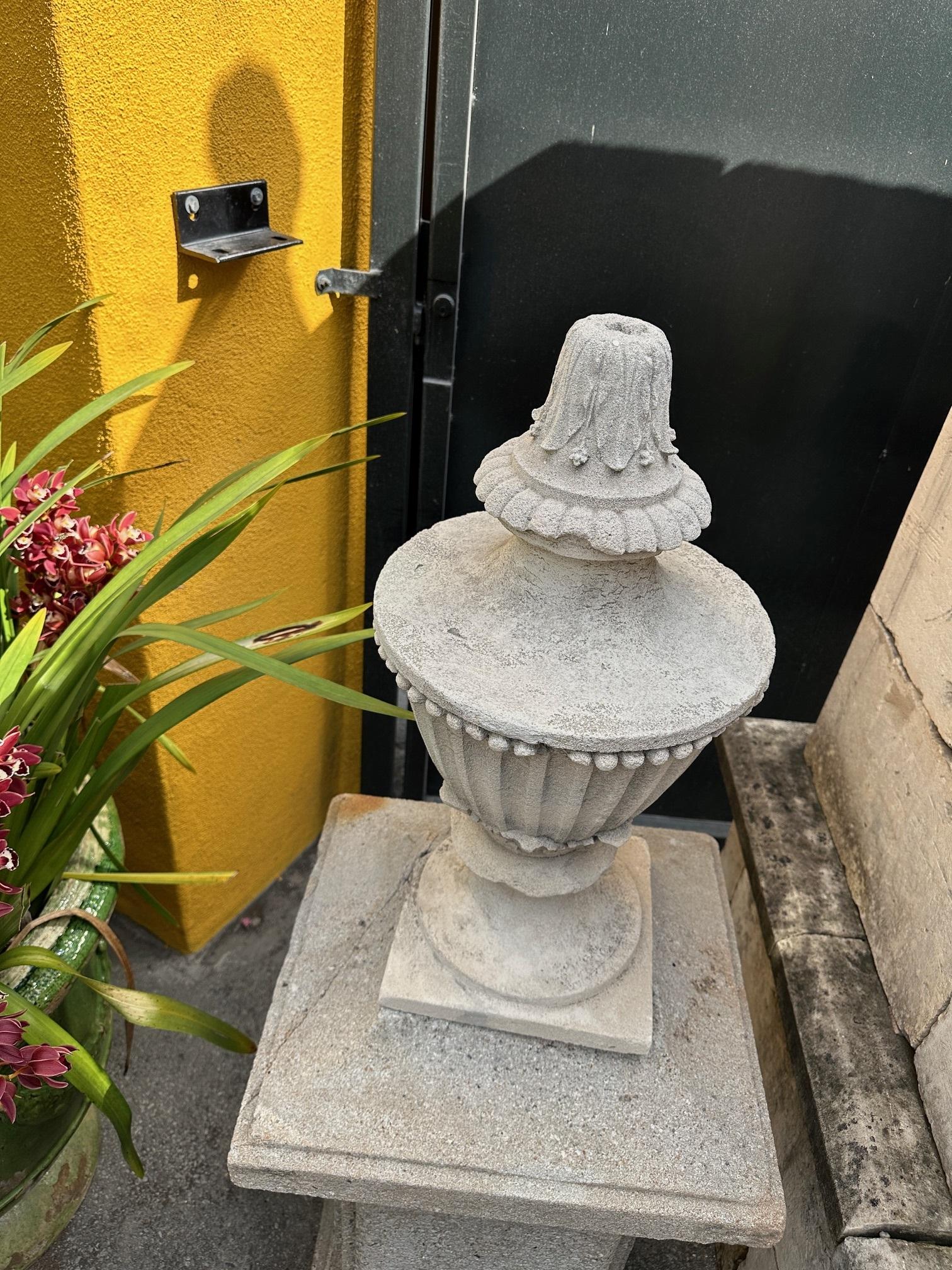 Paire d'épis de faîtage en pierre sculptée à la main du 18ème C. Stone Element Architectural Urn Center Pieces en vente 7