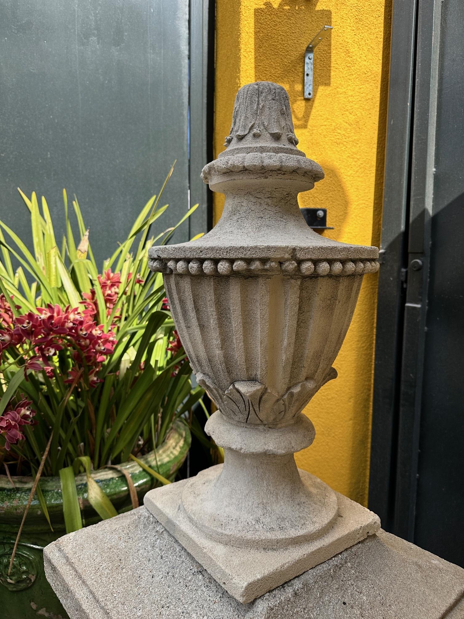 Paire d'épis de faîtage en pierre sculptée à la main du 18ème C. Stone Element Architectural Urn Center Pieces en vente 8