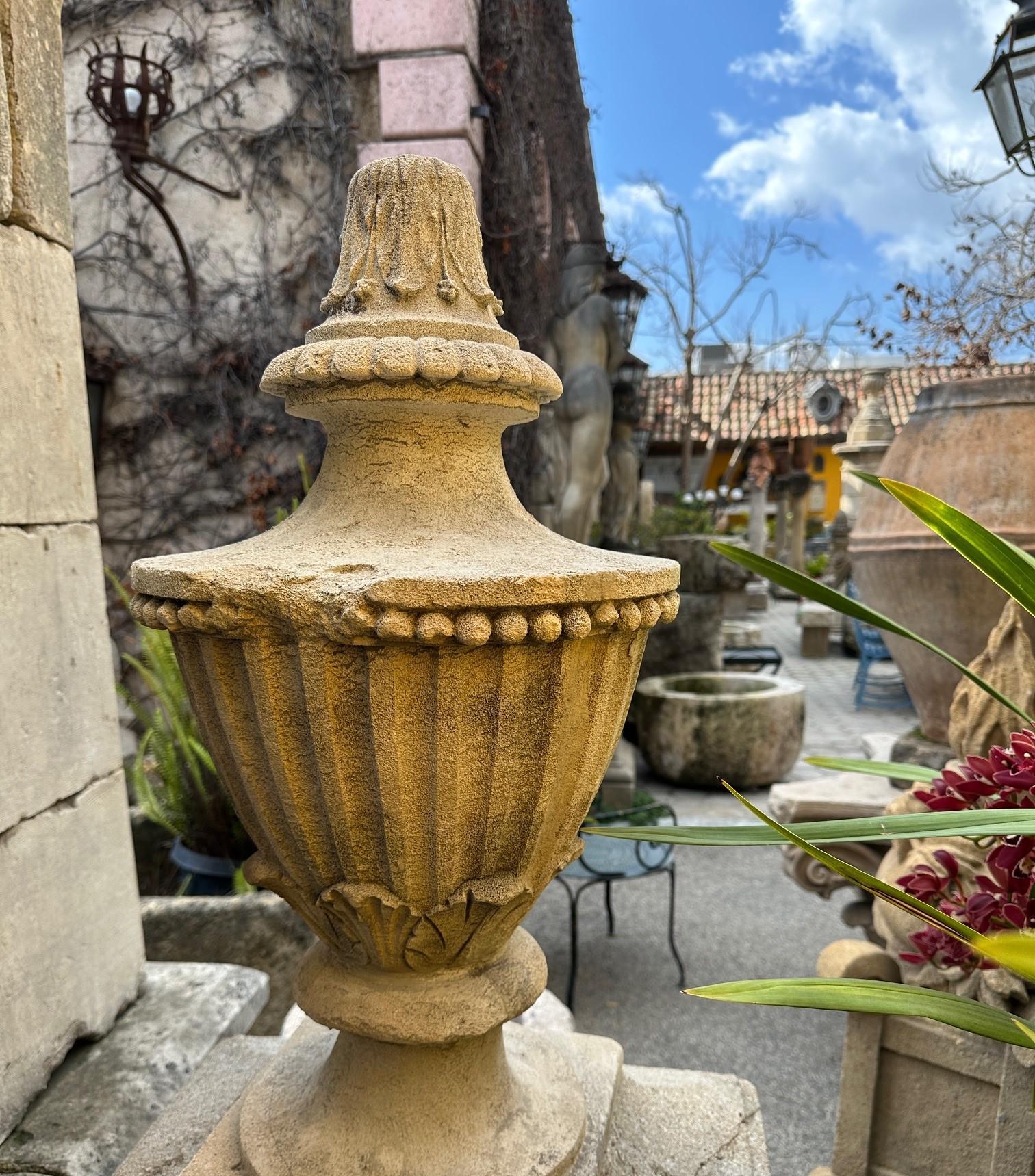 Paire d'épis de faîtage en pierre sculptée à la main du 18ème C. Stone Element Architectural Urn Center Pieces en vente 9