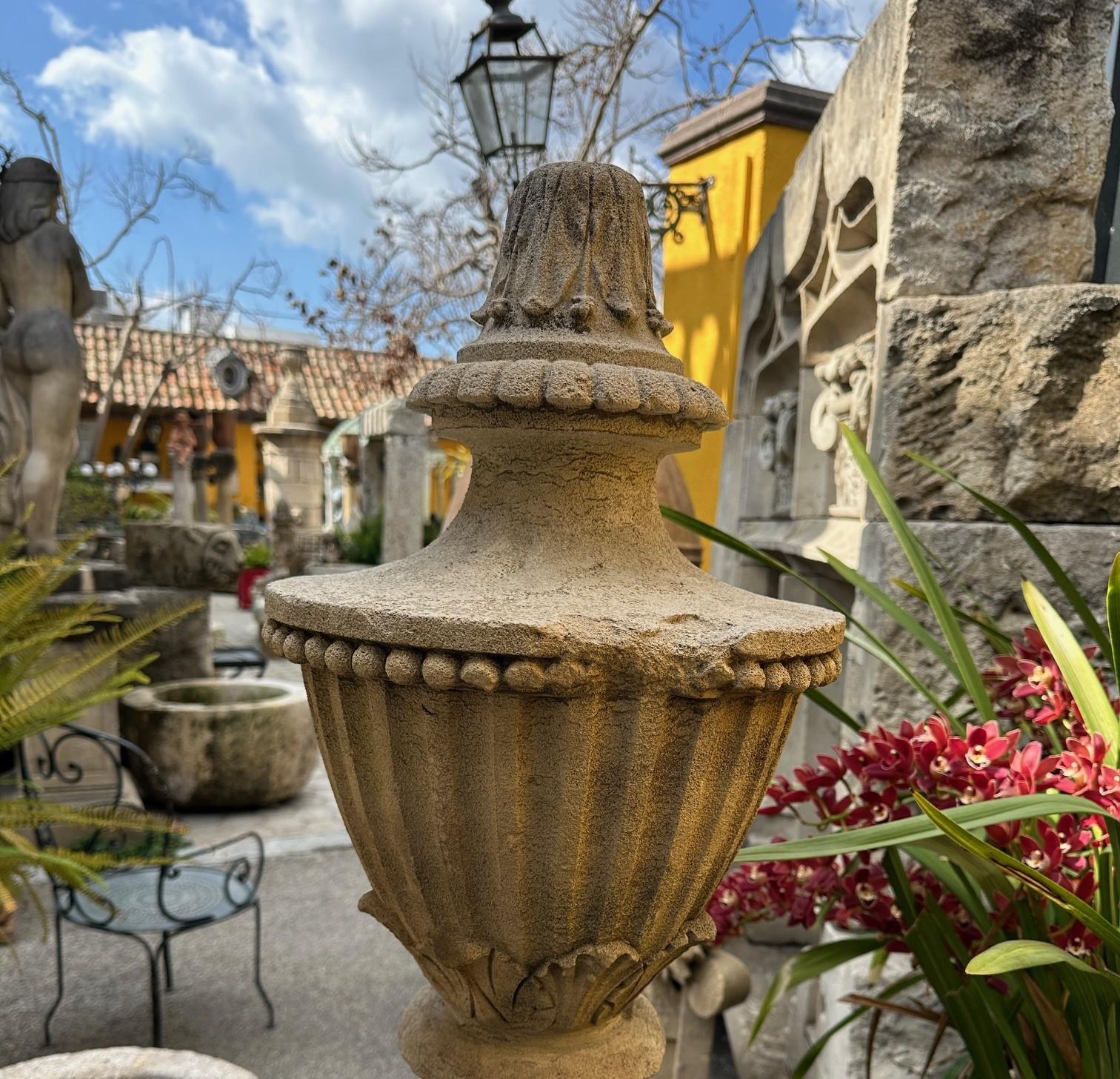 Paire d'épis de faîtage en pierre sculptée à la main du 18ème C. Stone Element Architectural Urn Center Pieces en vente 10