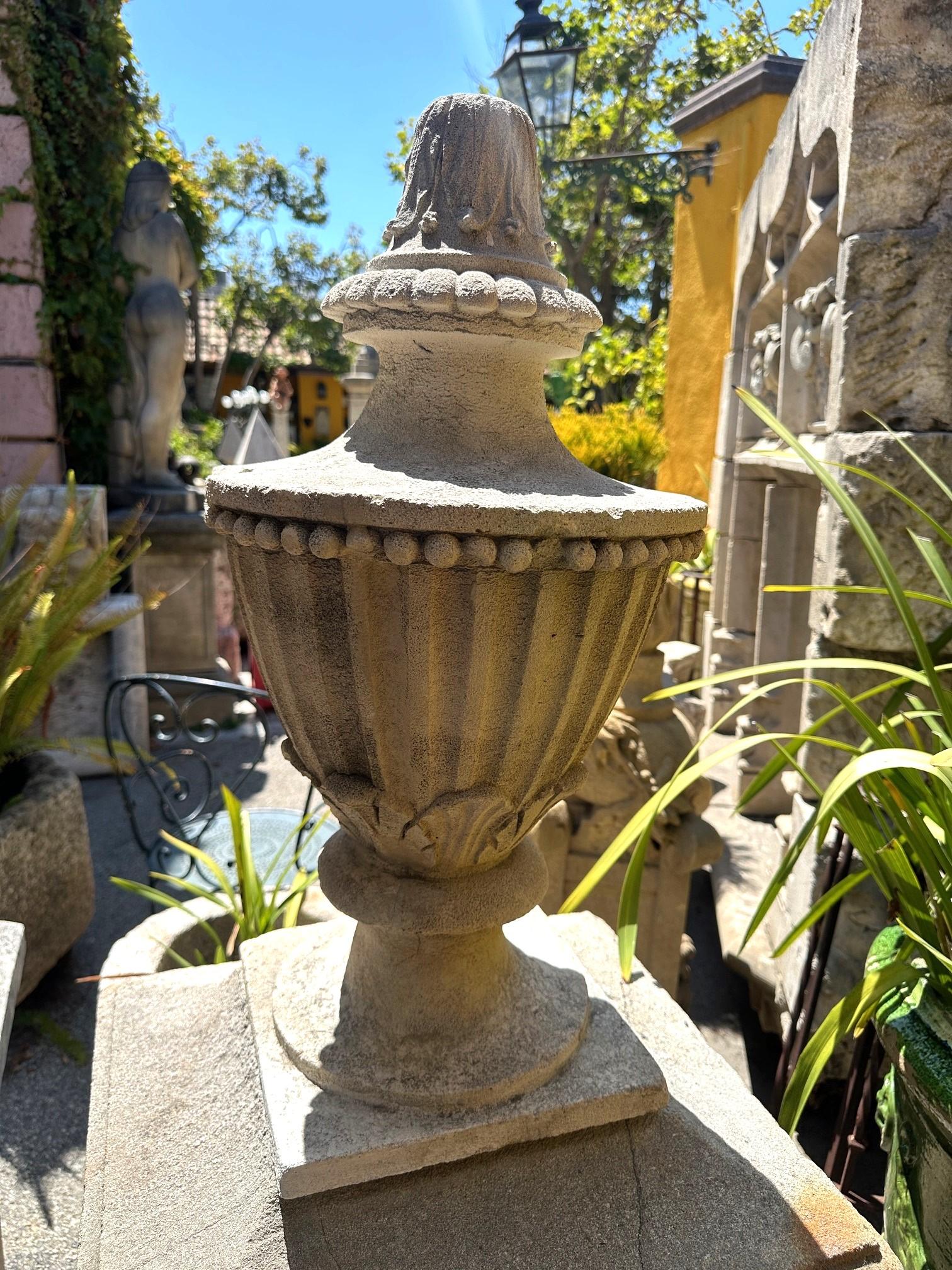 Paire d'épis de faîtage en pierre sculptée à la main du 18ème C. Stone Element Architectural Urn Center Pieces en vente 11