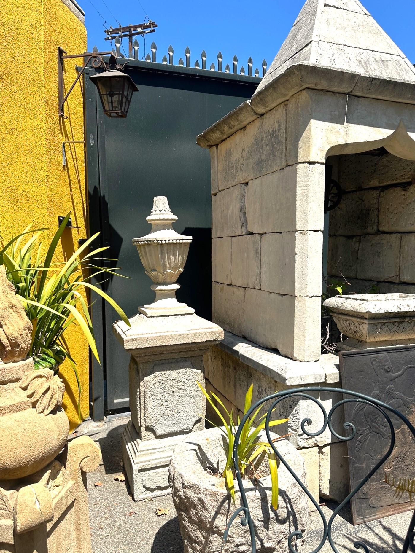 Français Paire d'épis de faîtage en pierre sculptée à la main du 18ème C. Stone Element Architectural Urn Center Pieces en vente