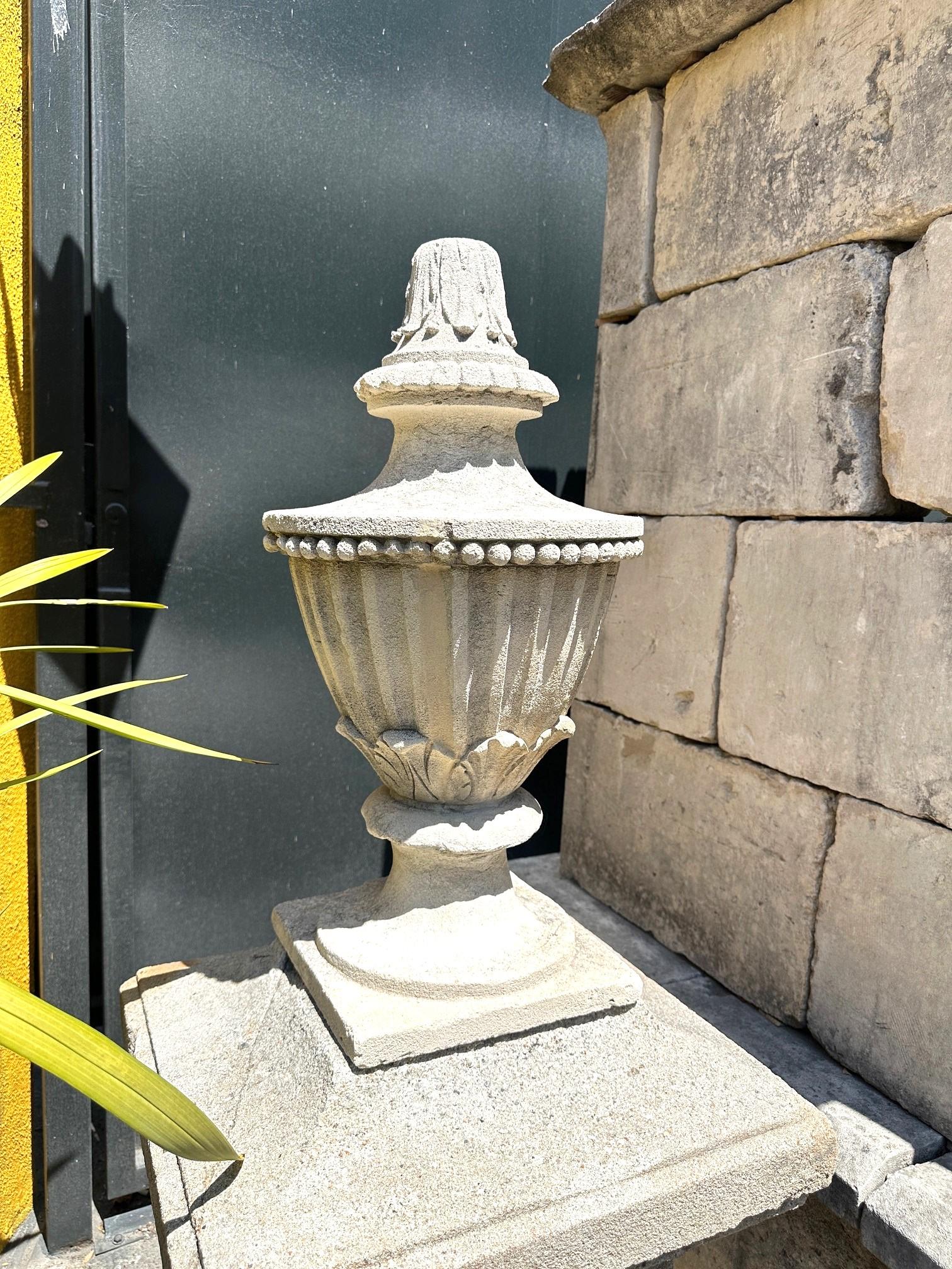 Sculpté Paire d'épis de faîtage en pierre sculptée à la main du 18ème C. Stone Element Architectural Urn Center Pieces en vente