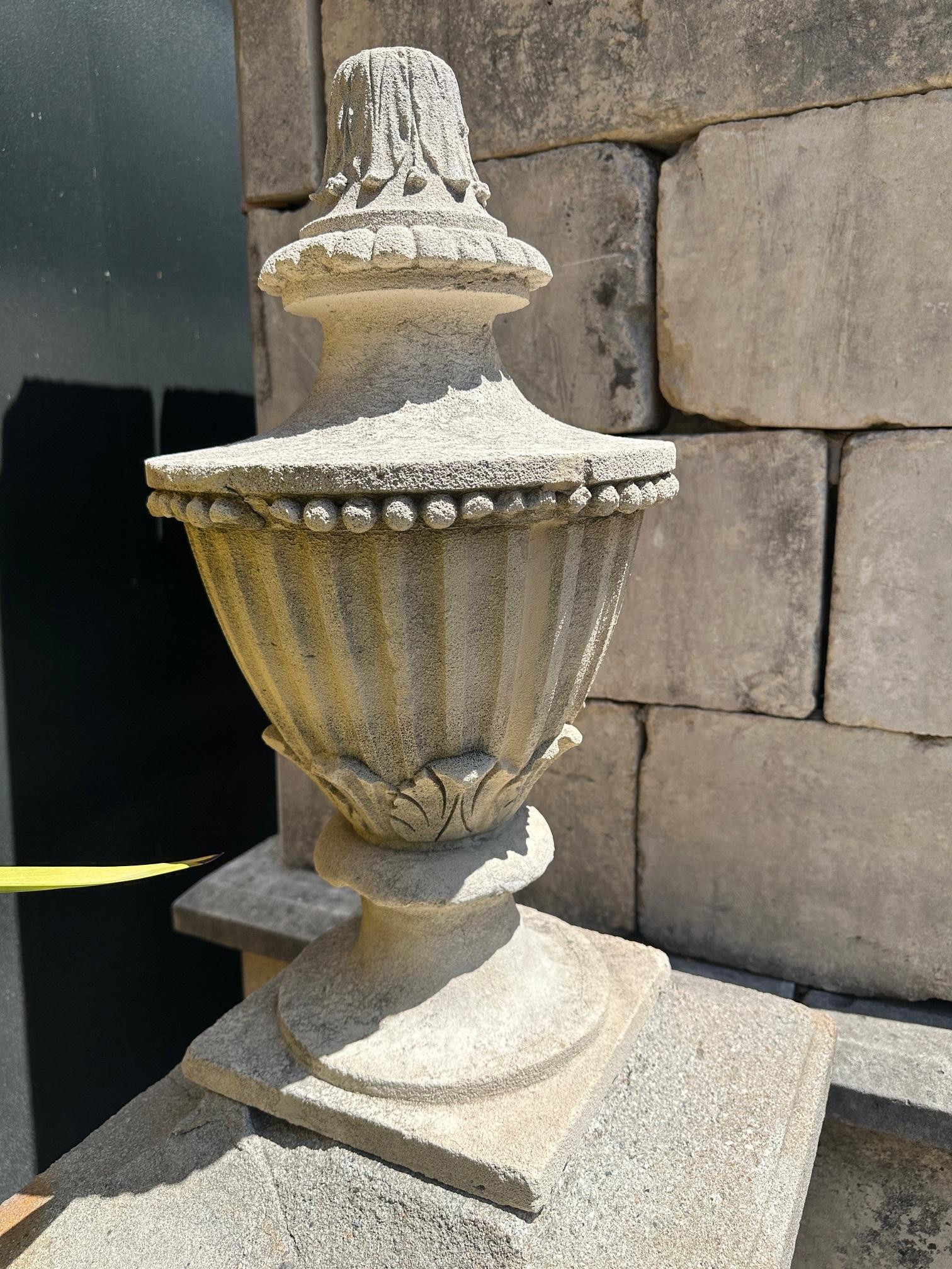 Paire d'épis de faîtage en pierre sculptée à la main du 18ème C. Stone Element Architectural Urn Center Pieces État moyen - En vente à West Hollywood, CA