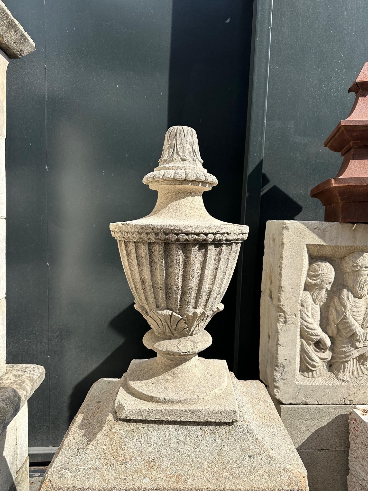XVIIIe siècle Paire d'épis de faîtage en pierre sculptée à la main du 18ème C. Stone Element Architectural Urn Center Pieces en vente