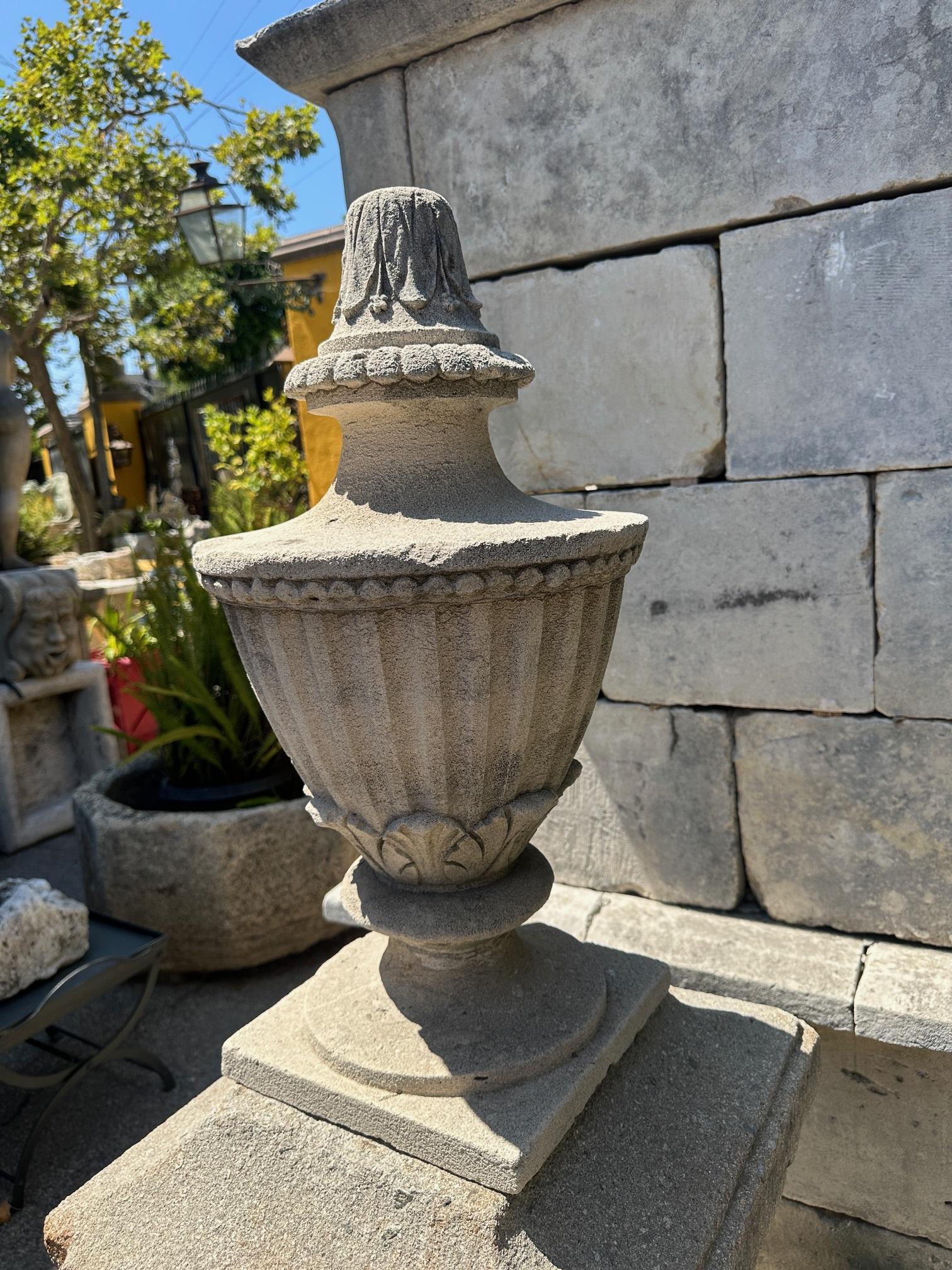 Pierre Paire d'épis de faîtage en pierre sculptée à la main du 18ème C. Stone Element Architectural Urn Center Pieces en vente