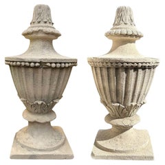 Paire d'épis de faîtage en pierre sculptée à la main du 18ème C. Stone Element Architectural Urn Center Pieces