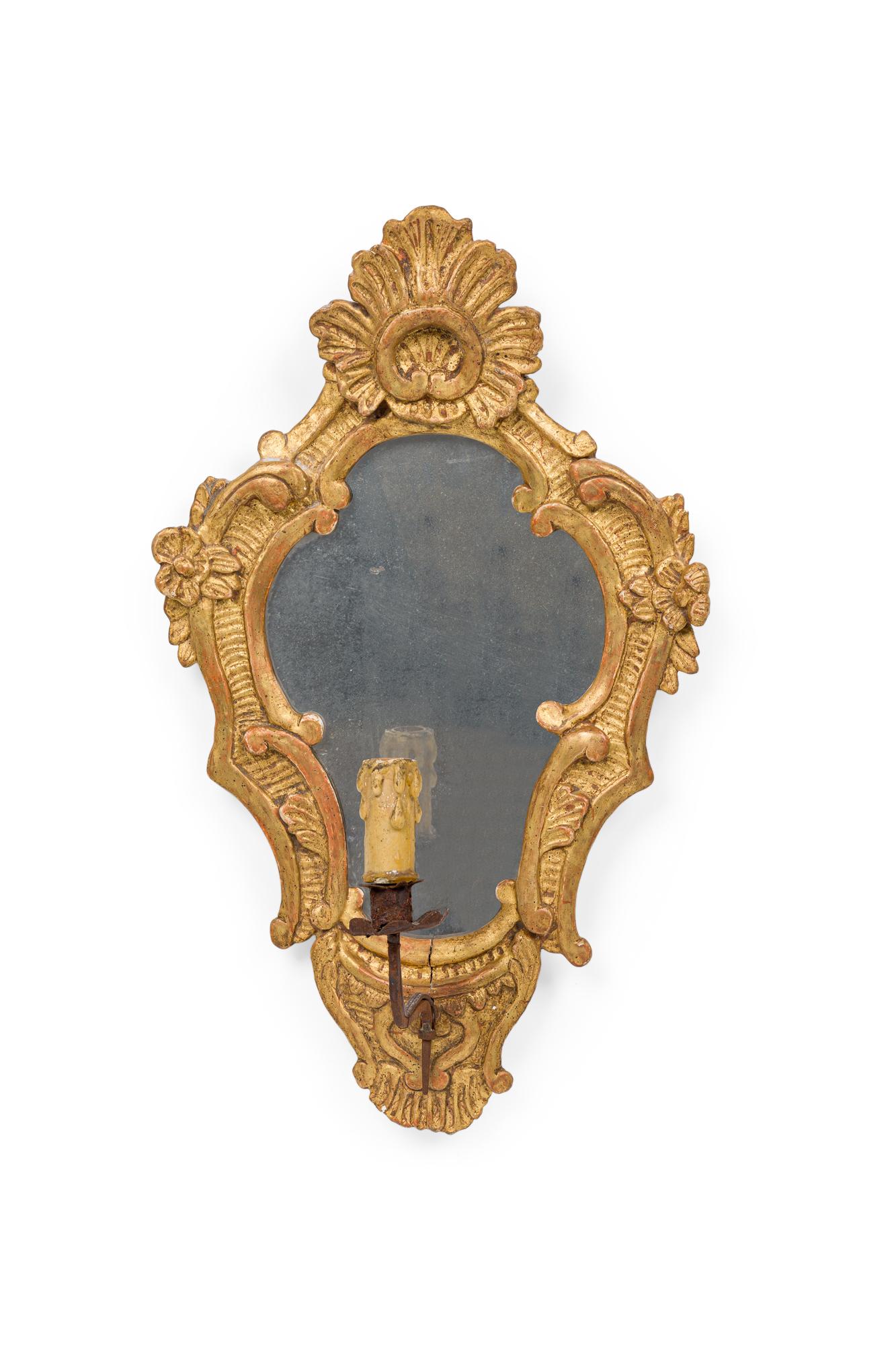 COPPIA di girandole italiane rococò (forse veneziane, XVIII secolo) in legno dorato con cornici intagliate che circondano uno specchio sagomato con un'unica lampada a braccio in ferro battuto (PREZZO A COPPIA)