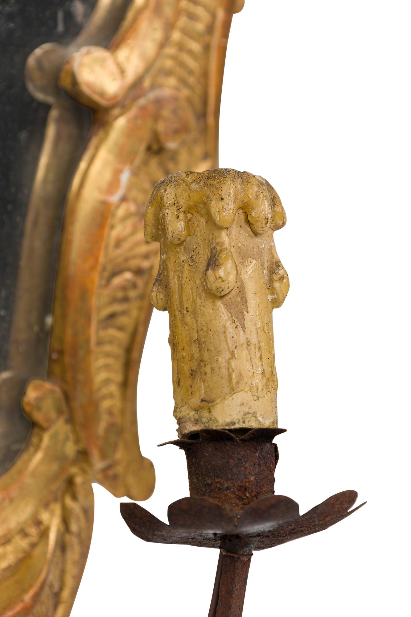 Intagliato a mano coppia di girandole in legno dorato italiano del XVIII secolo in vendita