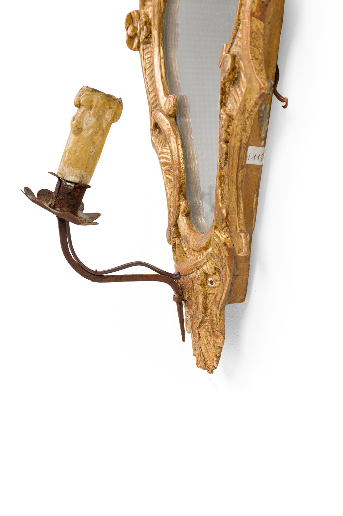 XIX secolo coppia di girandole in legno dorato italiano del XVIII secolo in vendita