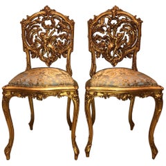 Paire de chaises Louis XV du 18ème siècle sculptées, bois doré et jacquard de soie