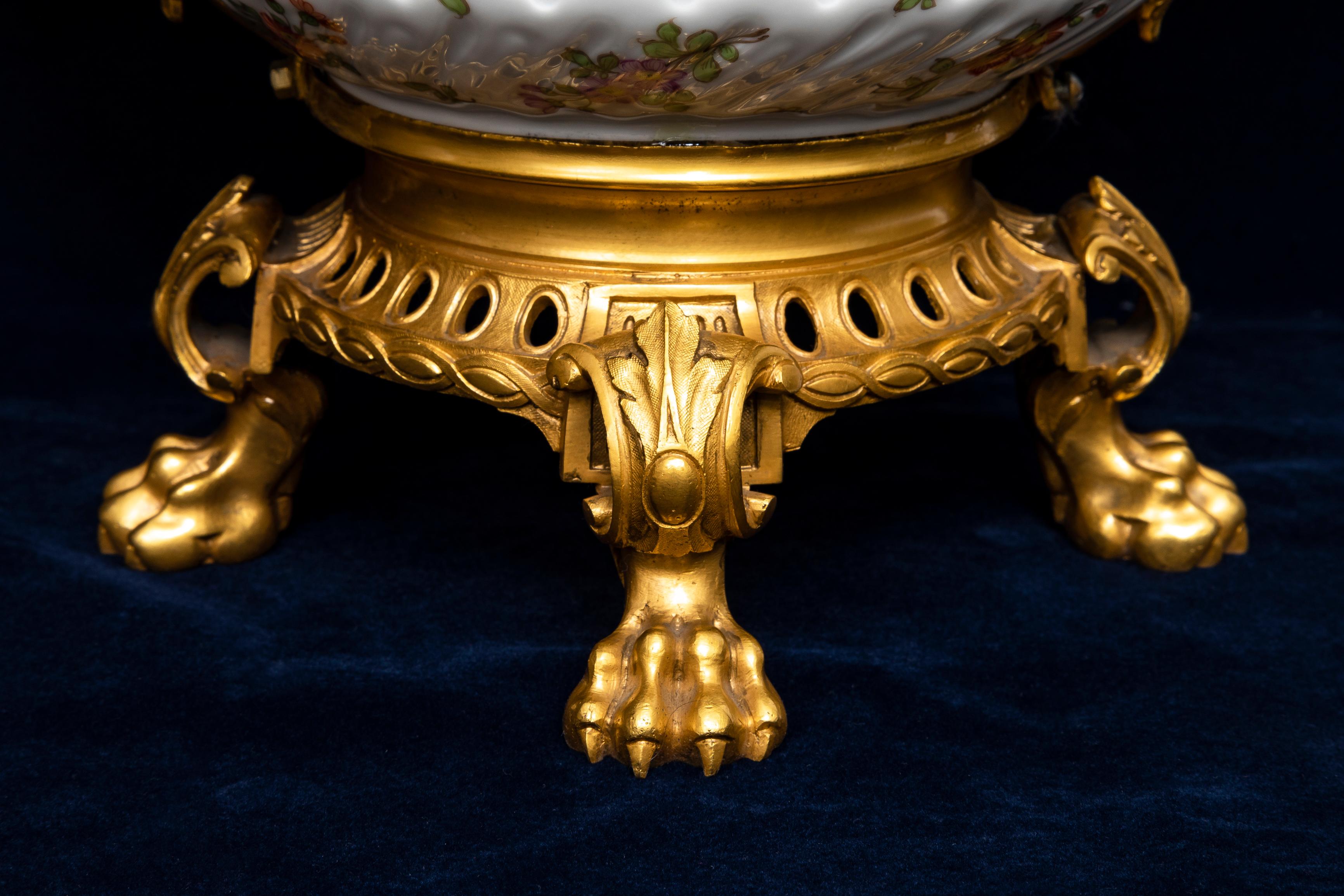 Paire de soupières couvertes en porcelaine de Meissen du 18e C. avec montures en bronze doré du 19e C. en vente 5