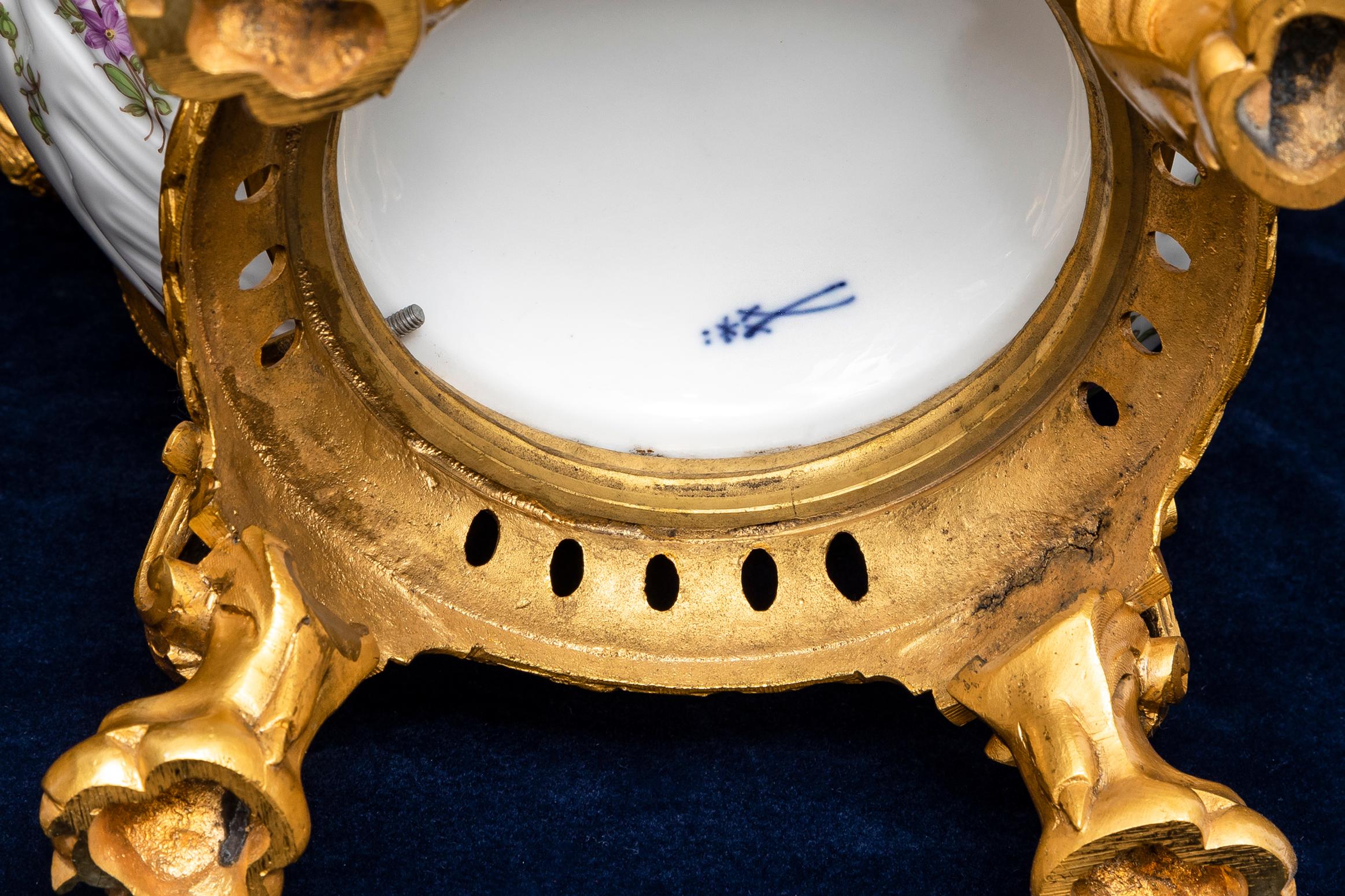 Paire de soupières couvertes en porcelaine de Meissen du 18e C. avec montures en bronze doré du 19e C. en vente 6