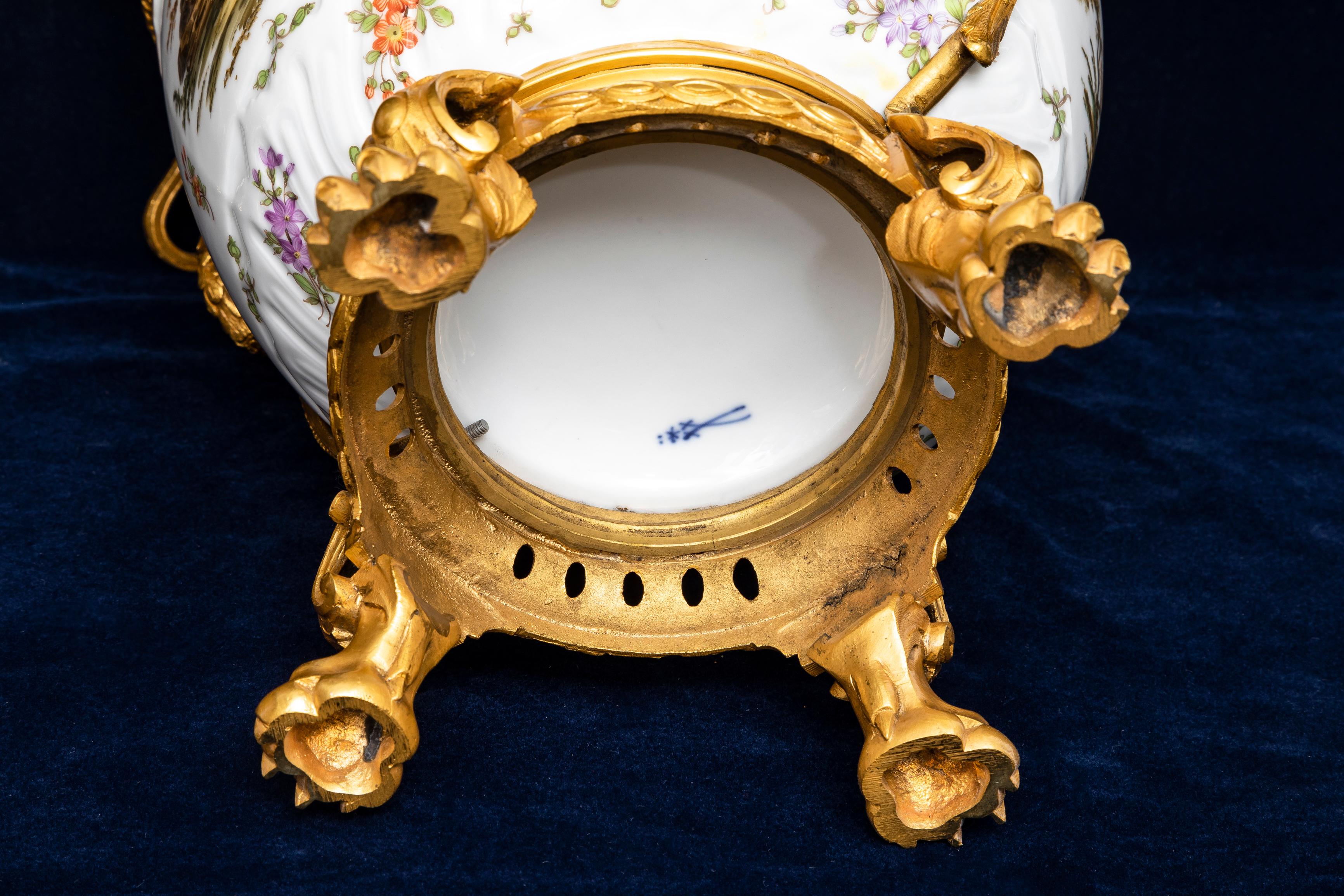 Paire de soupières couvertes en porcelaine de Meissen du 18e C. avec montures en bronze doré du 19e C. en vente 7
