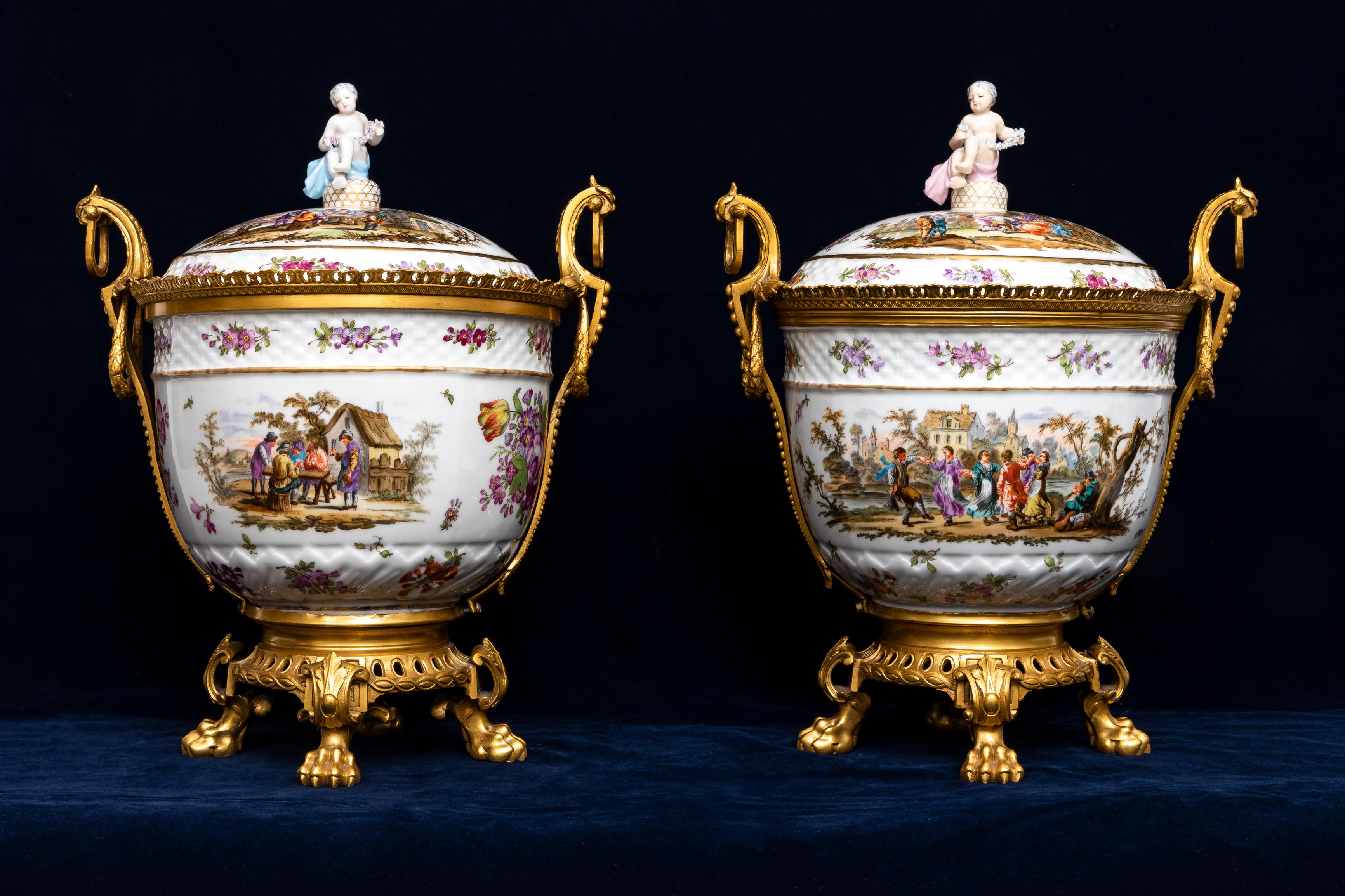 Paire de soupières couvertes en porcelaine de Meissen d'époque Marcolini du 18e siècle avec des montures en bronze doré du 19e siècle.  Ces soupières montrent la combinaison des tendances emblématiques de la porcelaine française et allemande. 