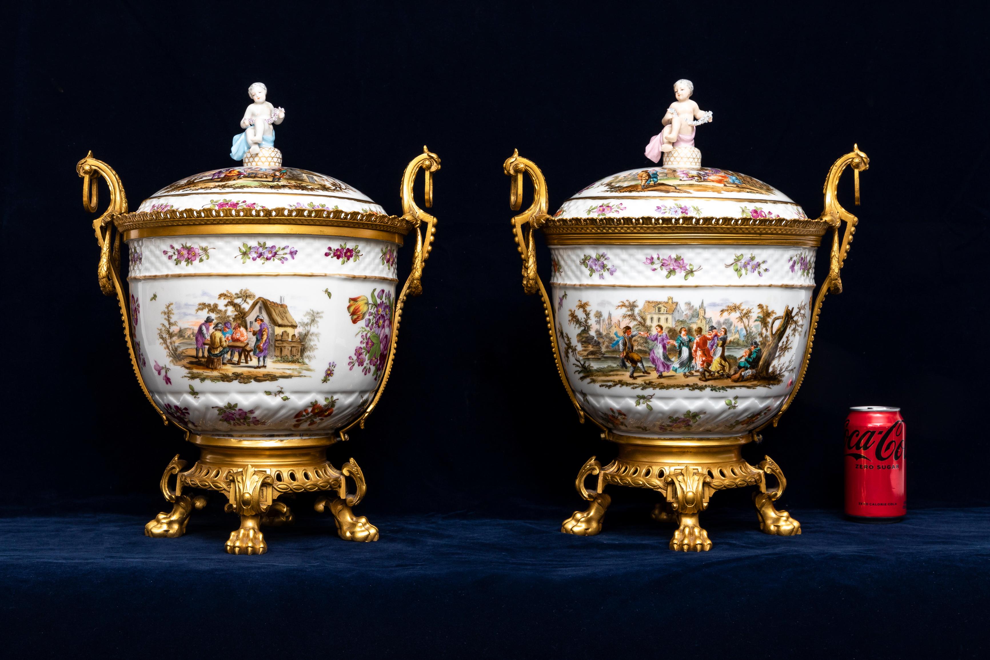 Louis XVI Paire de soupières couvertes en porcelaine de Meissen du 18e C. avec montures en bronze doré du 19e C. en vente
