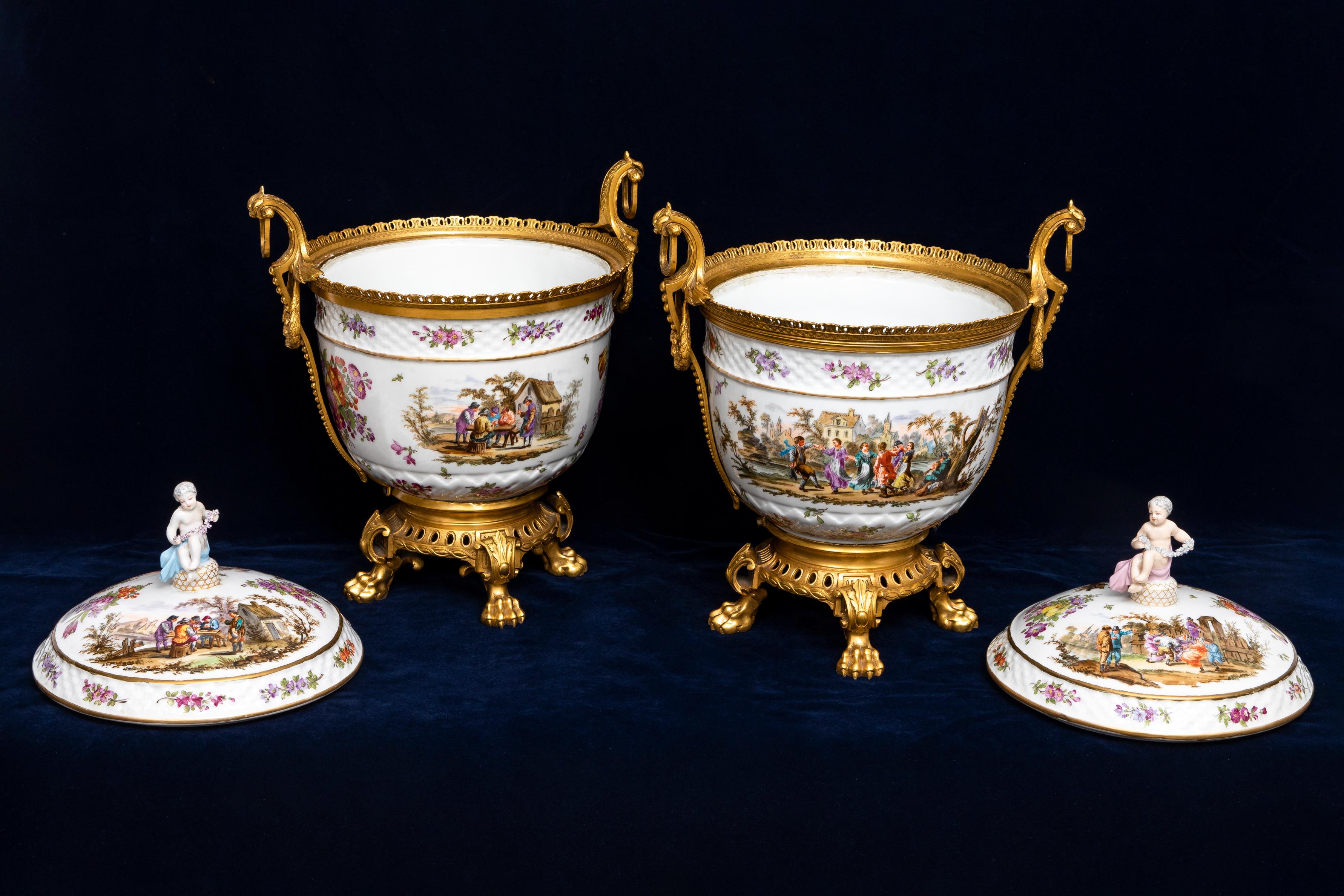 XIXe siècle Paire de soupières couvertes en porcelaine de Meissen du 18e C. avec montures en bronze doré du 19e C. en vente