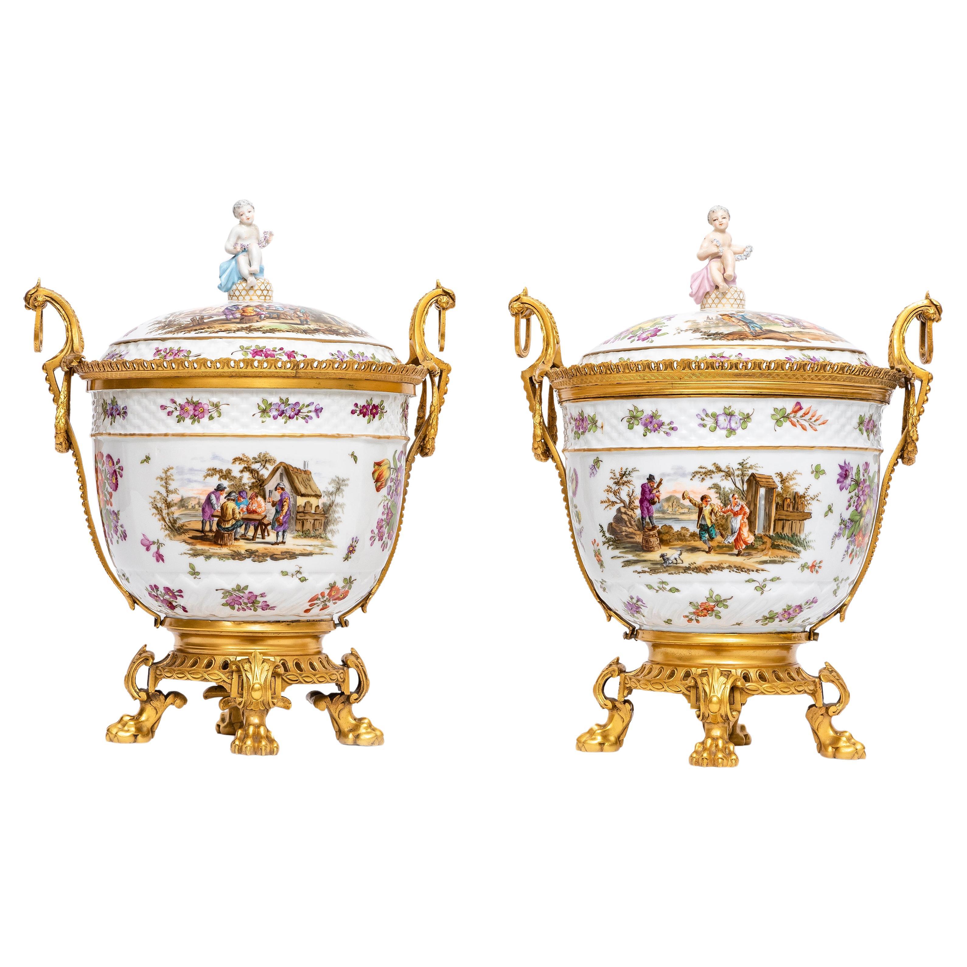 Paire de soupières couvertes en porcelaine de Meissen du 18e C. avec montures en bronze doré du 19e C. en vente