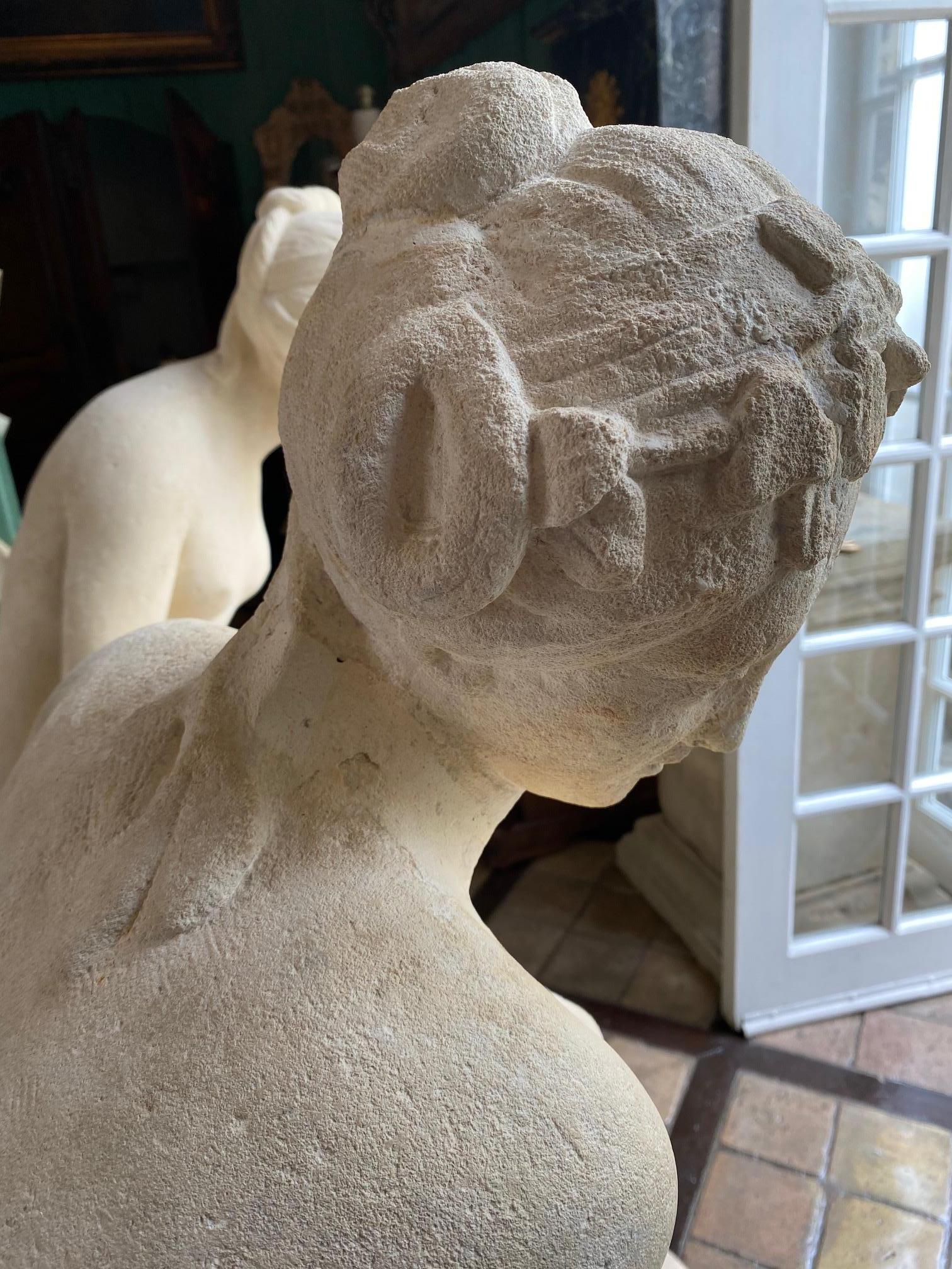 Pareja de estatuas del s. XVIII Figuras de mujer doncella de tamaño natural Esculturas en Bath Stone en venta 3