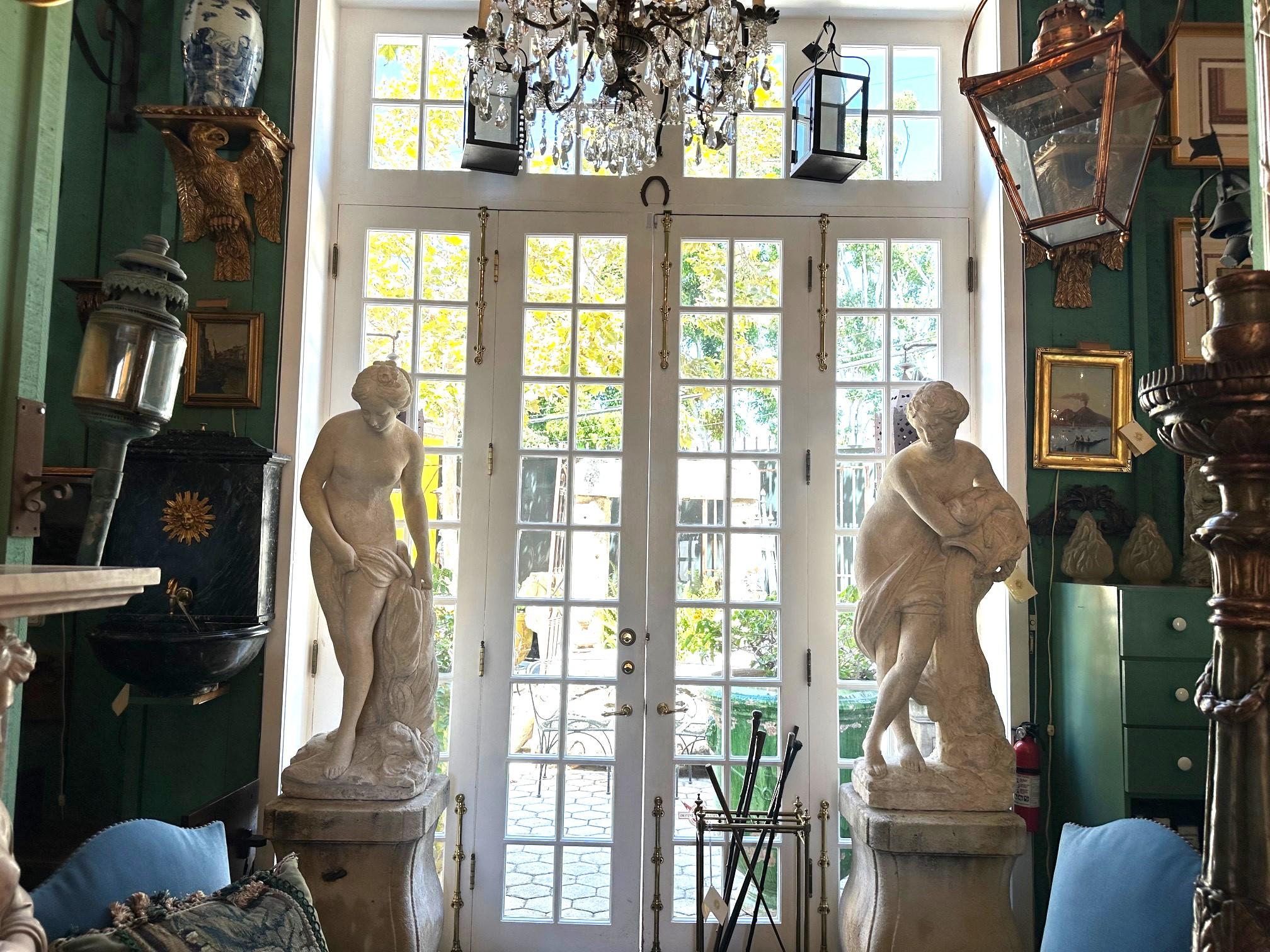 Pareja de estatuas del s. XVIII Figuras de mujer doncella de tamaño natural Esculturas en Bath Stone Tallado en venta