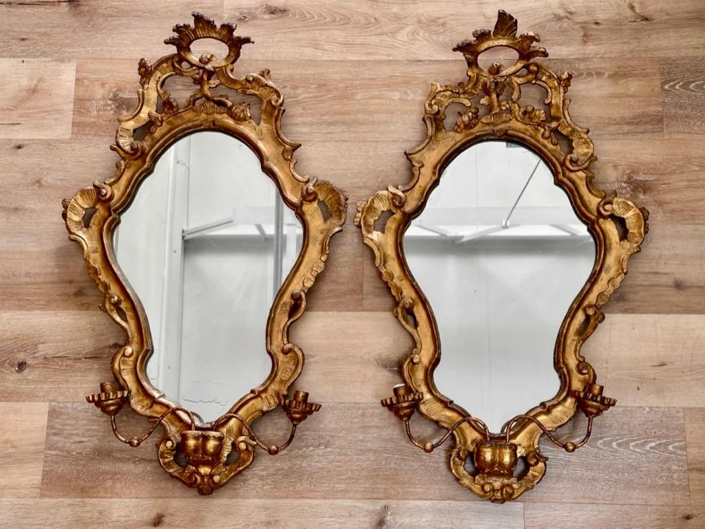 Paire de miroirs girandoles vénitiens du XVIIIe siècle, sculptés et dorés.  Retouche à la dorure d'origine, anciennes plaques de miroirs.  37