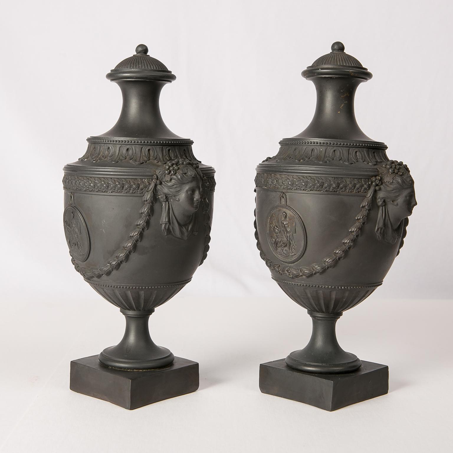 Britannique Paire d'Urnes anciennes couvertes de basalte noir 18ème siècle