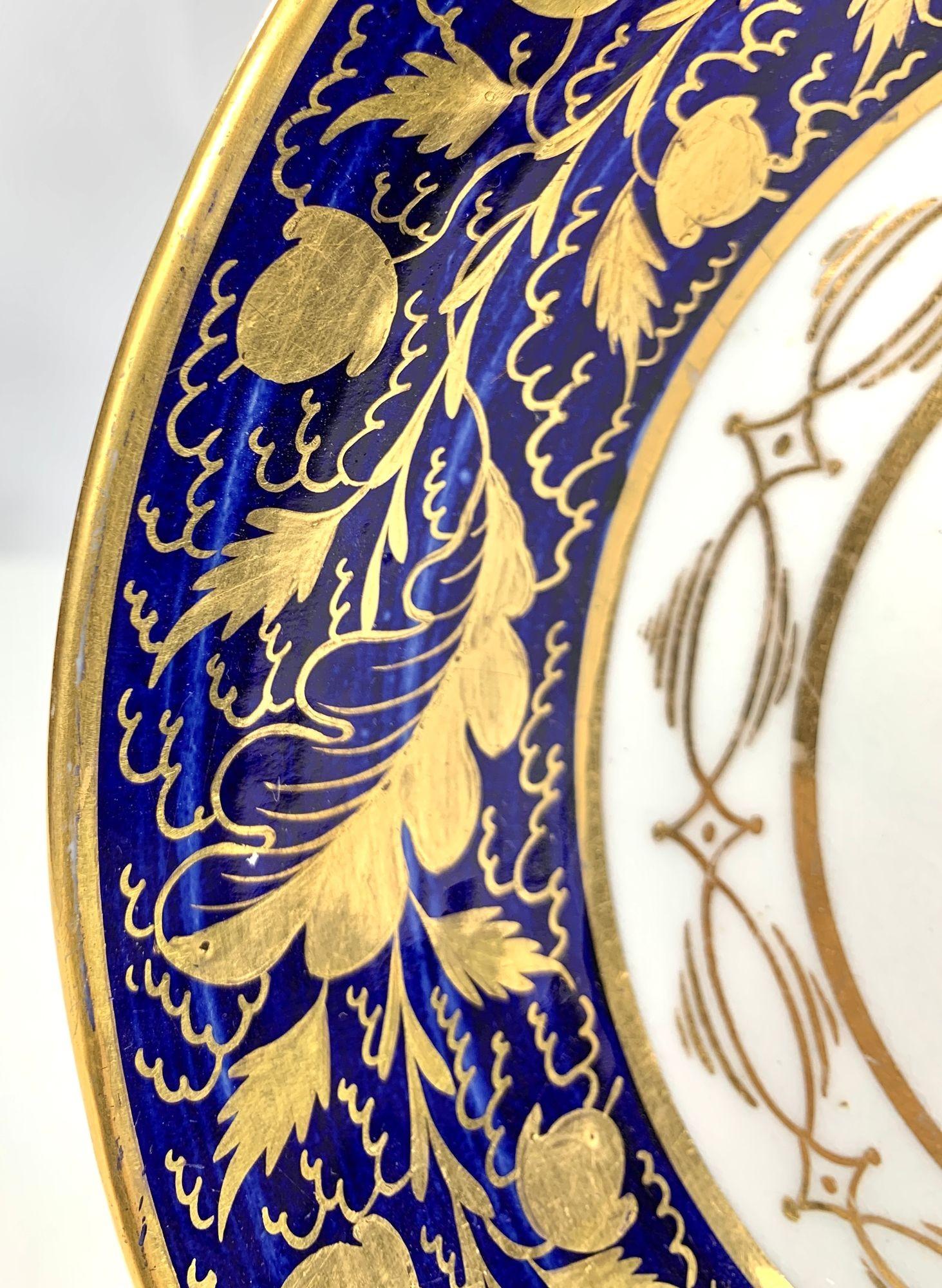 Porcelaine Paire de plats de salle à manger du 18ème siècle bleus et blancs dorés, Angleterre, vers 1790 en vente
